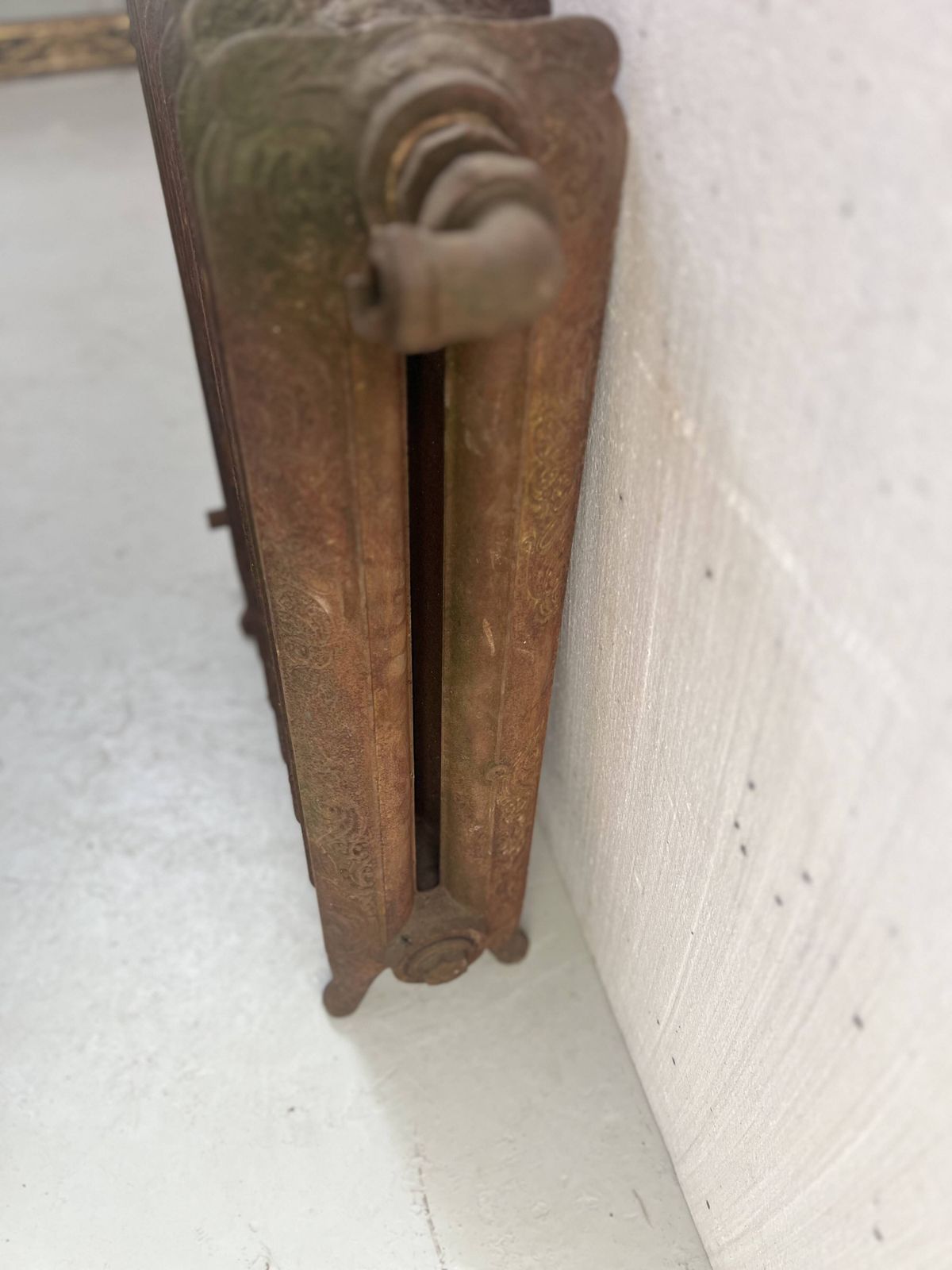 Antique Pedestal Radiator With Eight Flowered Cast Iron Blades, 20th Century photo 780.3