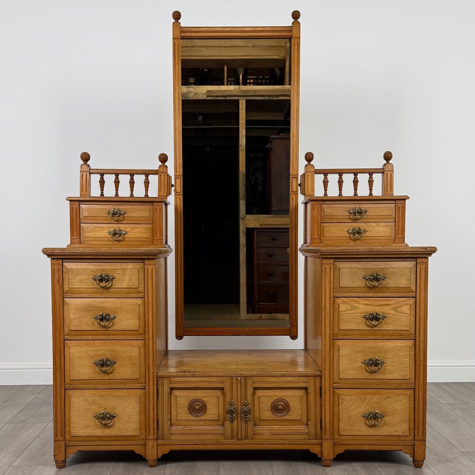 Antique 19th Century Fine Quality Dressing Chest In Oak