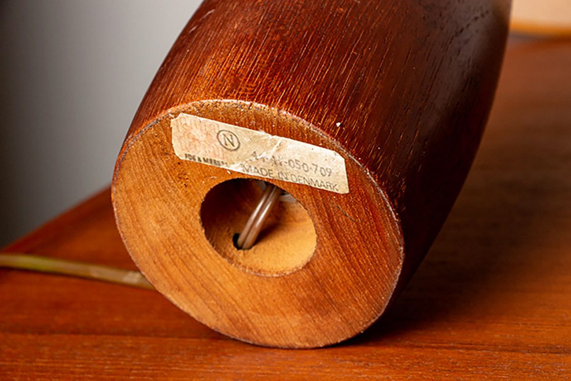photo vintage Grande lampe de table danoise en teck et ébène, forme de quille, par Fog & Morup, 1960.