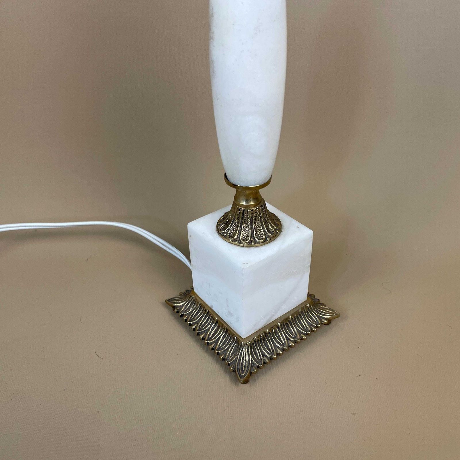 Antique White Onyx Marble Lamp Light Bedside Brass Gold Ornate Vintage Square Base Marbled Pattern Heavy Stone Classic Column Natural photo Lighting