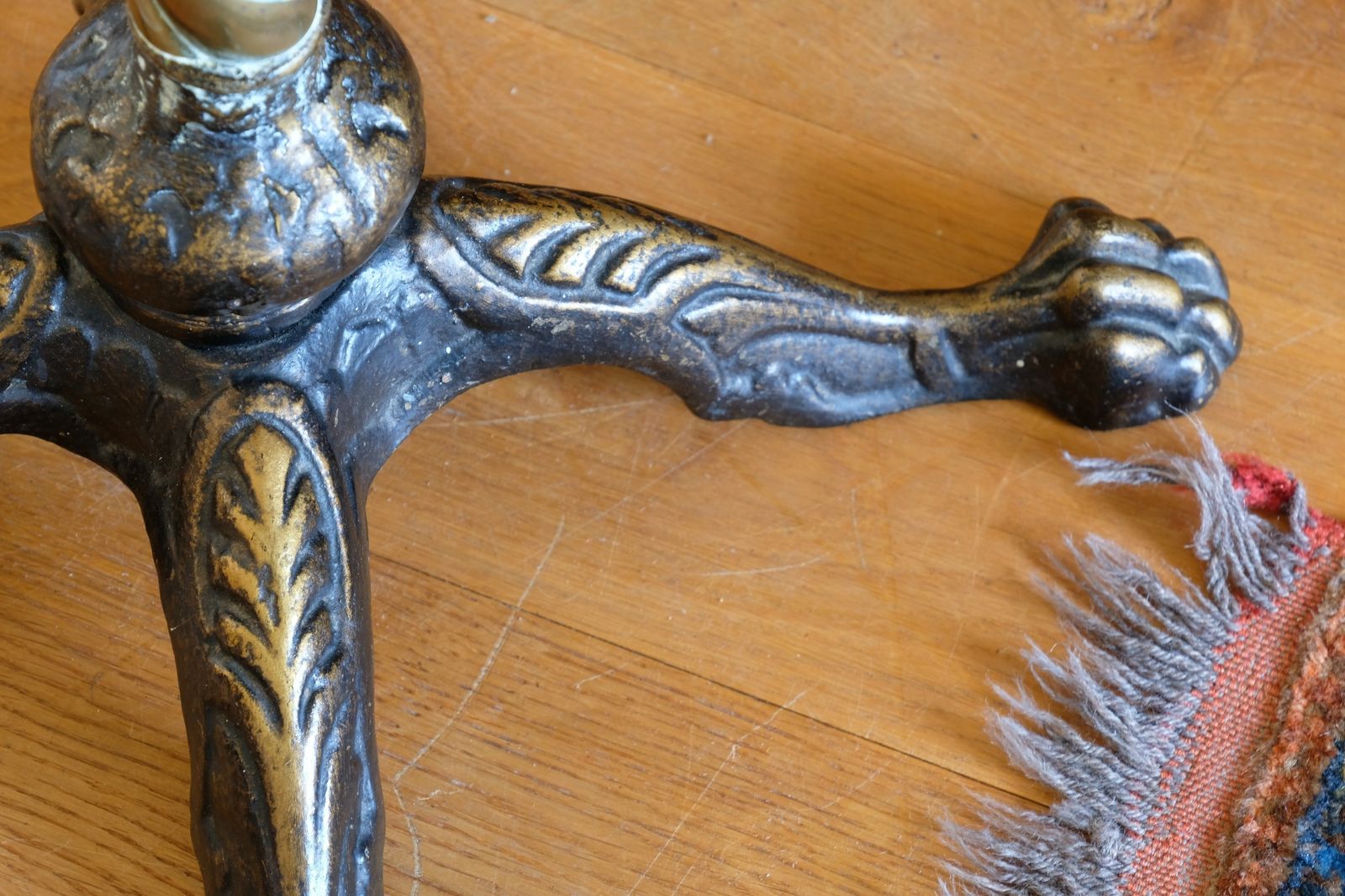 photo vinterior Antique Brass Telescopic Wine Table With Twisted Column And Lions Paw Feet