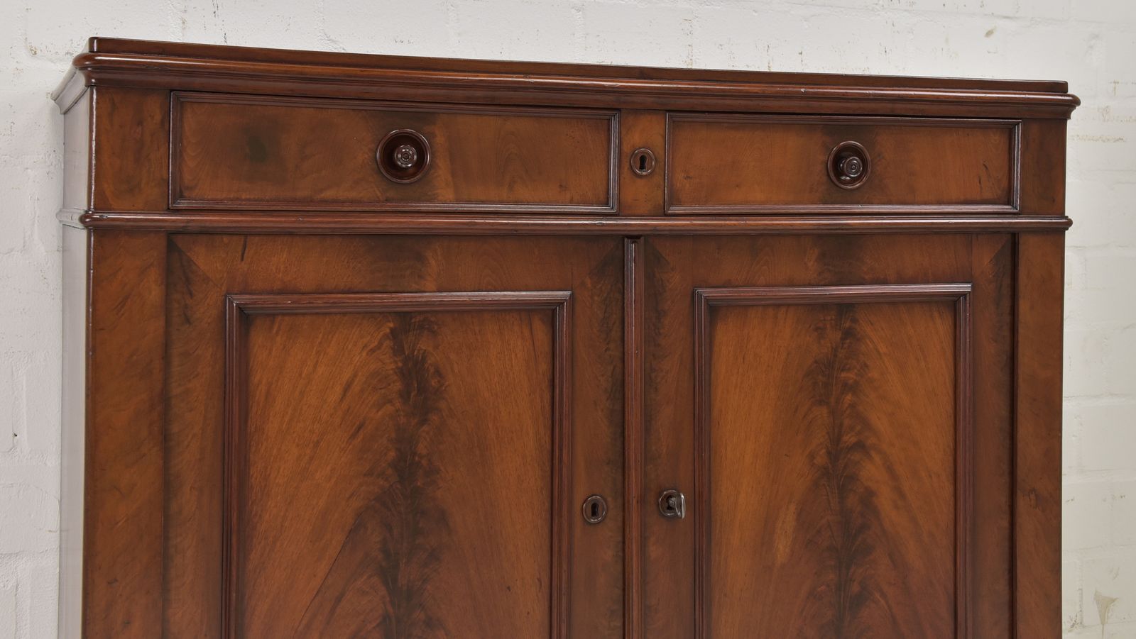 photo furniture Antique! Chest Of Drawers, Sideboard, Restored Mahogany, Circa 1880.