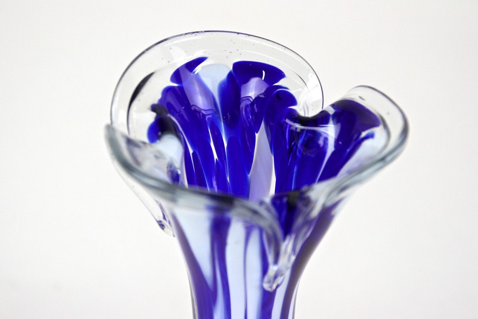 photo furniture Mid Century Dark Blue/ White Murano Glass Vase, Italy Ca. 1970