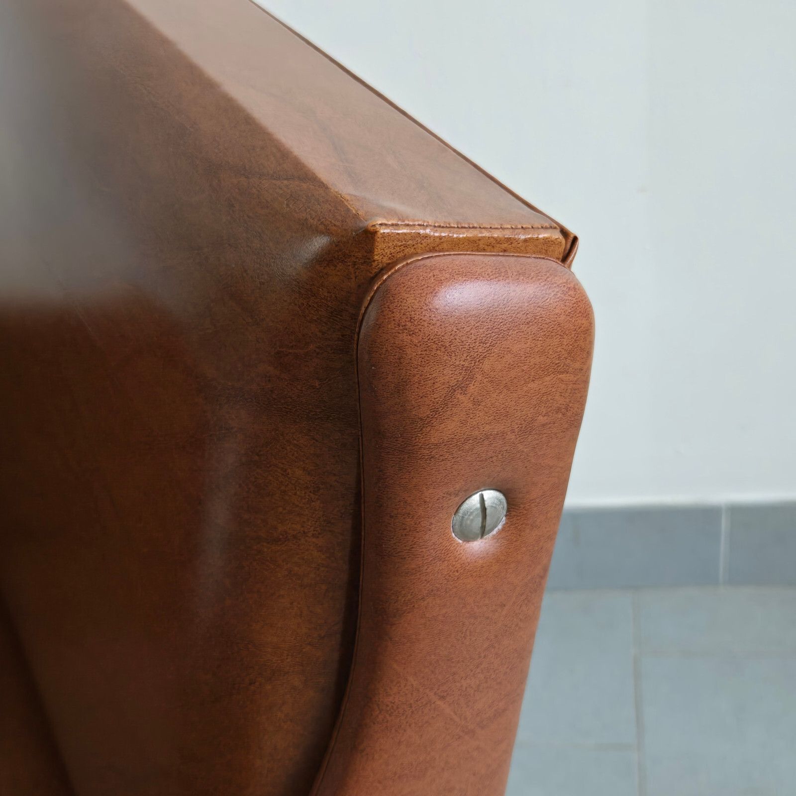 Meubels Vintage Franse Fauteuil Uit De Jaren 1960, Kunstleer In Havanabruin En Zwart Gelakt Hout photo
