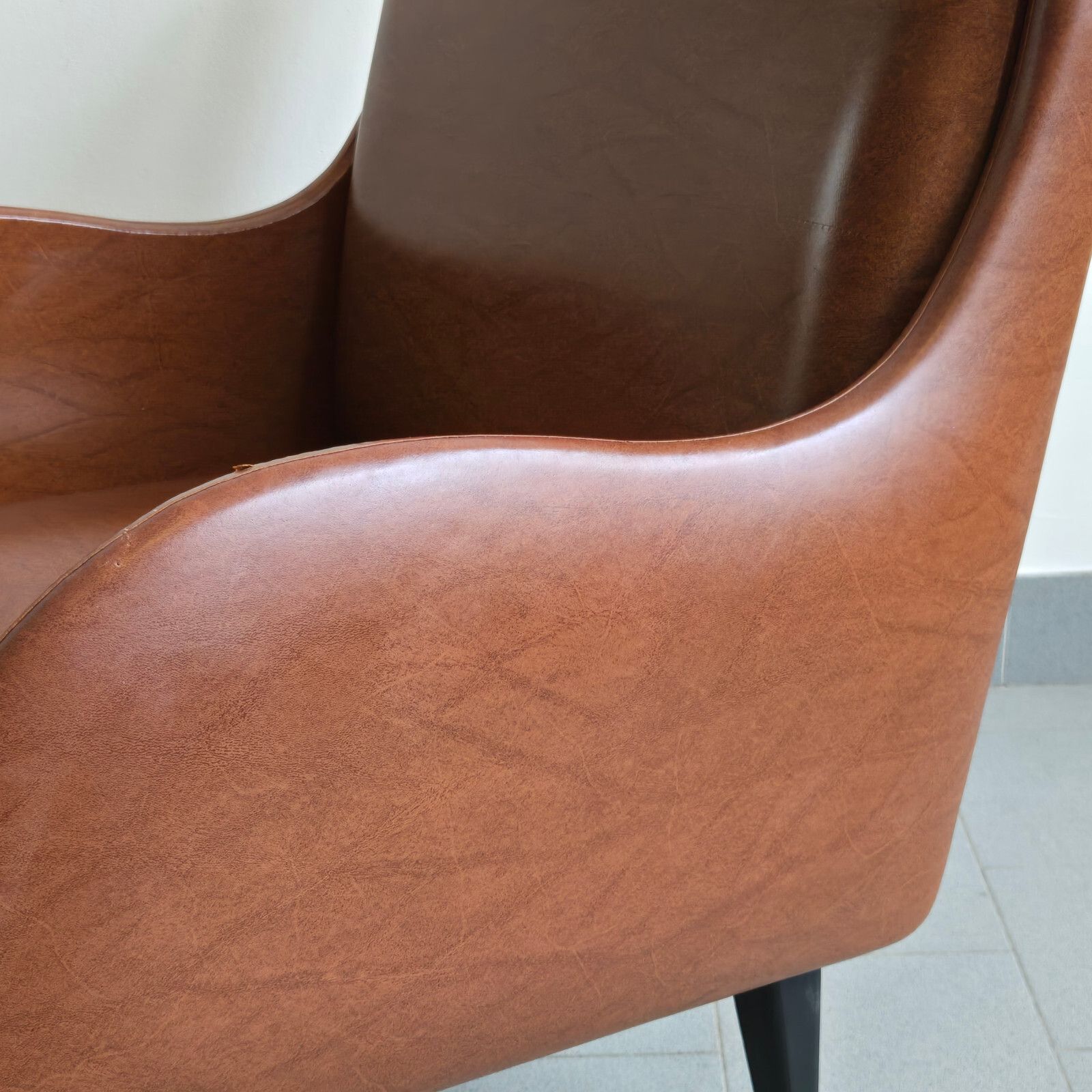 photo vintage Vintage Franse Fauteuil Uit De Jaren 1960, Kunstleer In Havanabruin En Zwart Gelakt Hout