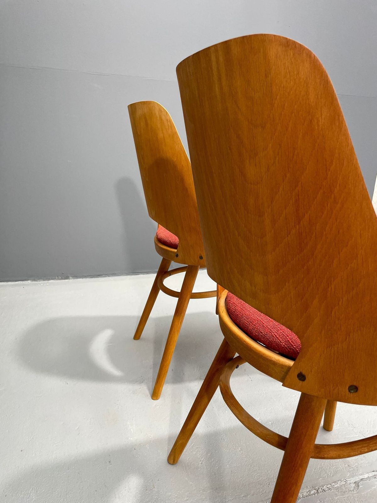 Pair Of Ton Model 514 Dining Chairs – Radomír Hofman, 1960s photo vinterior