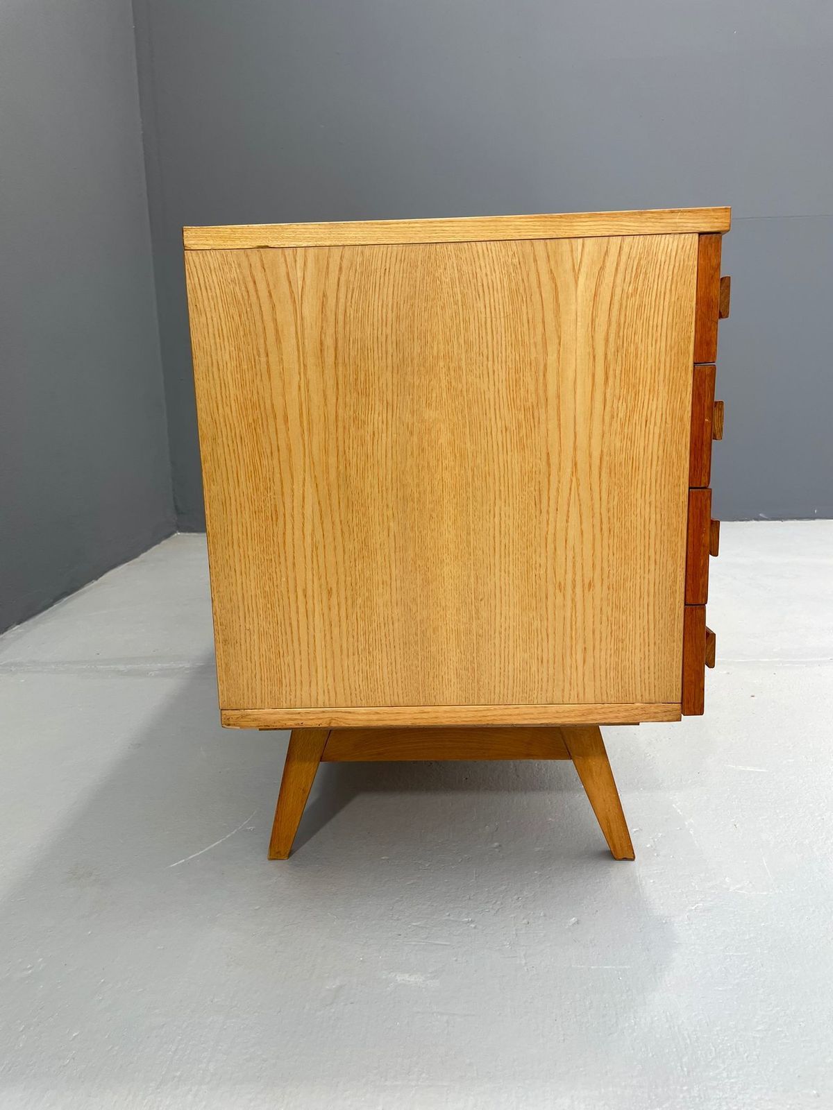 photo vintage Modernistisch Dressoir Met Klapdeur, Tsjecho Slowakije, Jaren 1970