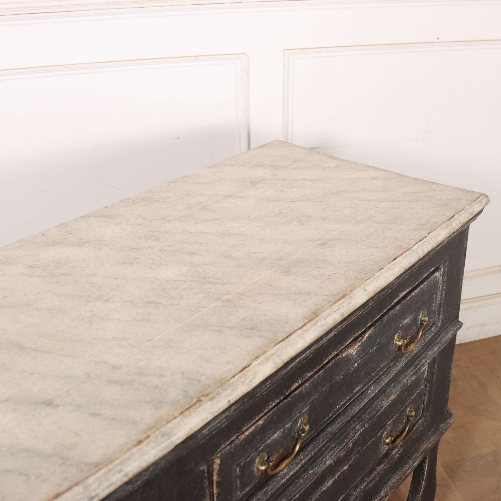photo vintage English Painted Dresser Base, 1700s