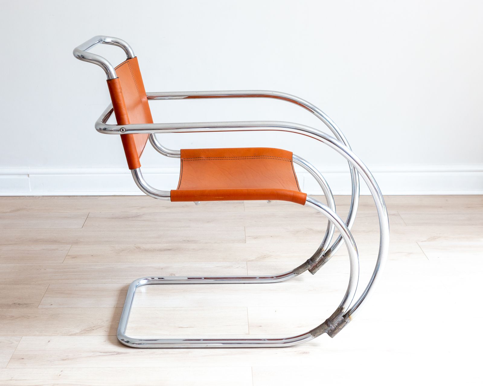 photo vinterior Mies Van Der Rohe Mr20 Cantilever Chair Chestnut Leather Chrome Bauhaus Mcm