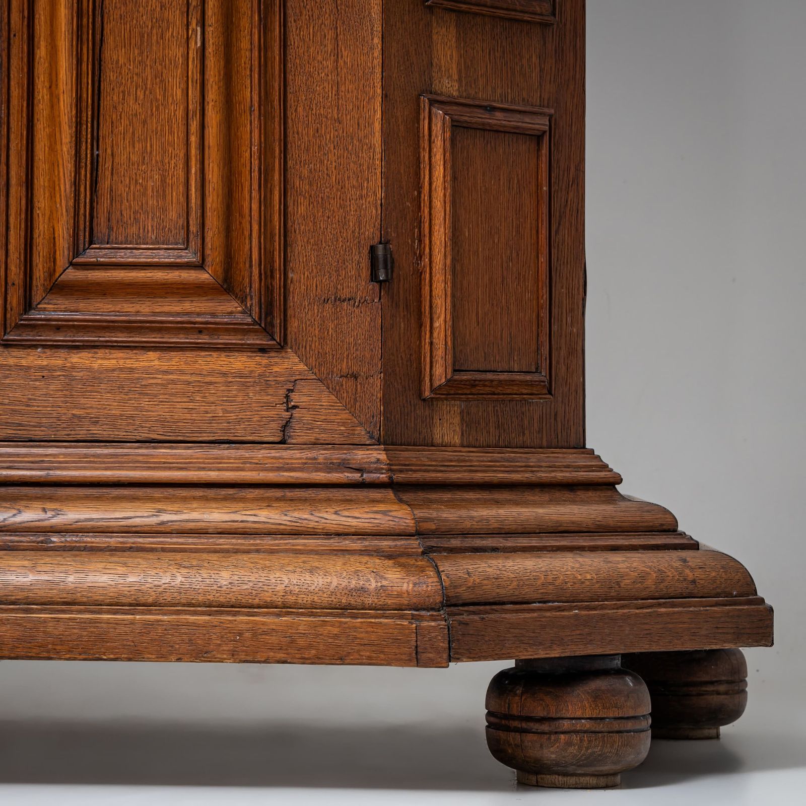 photo furniture Baroque Cabinet With Turned Columns, 18th Century