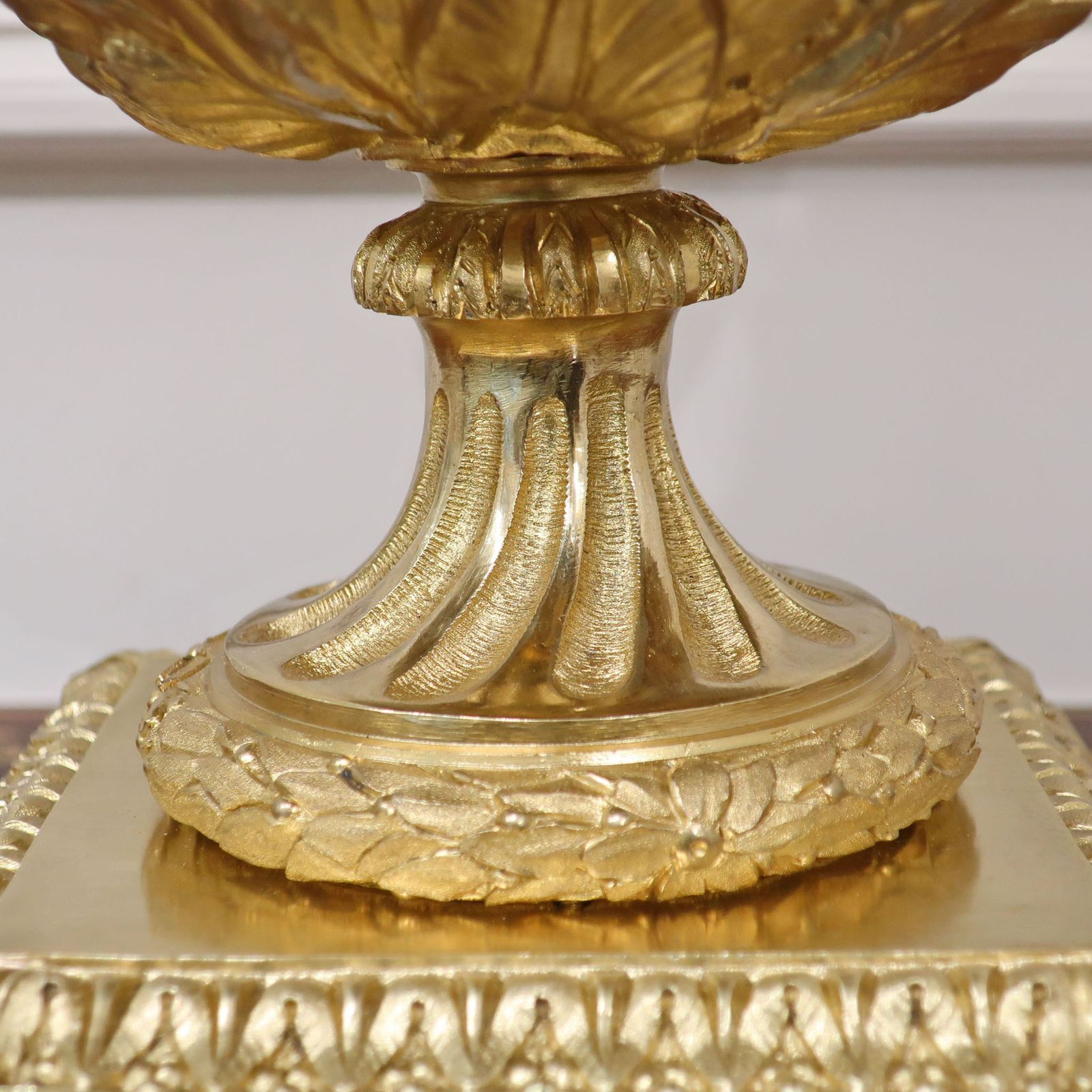 photo vinterior Pair Of French Louis XVI Style Marble & Gilt Bronze Table Lamps