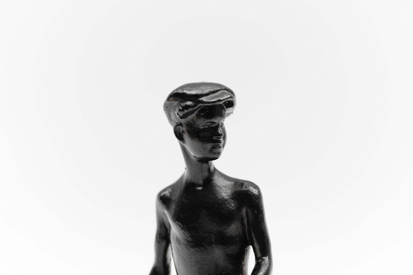 Soccer Player, Art Deco Sculpture, Ca. 1940s photo vinterior
