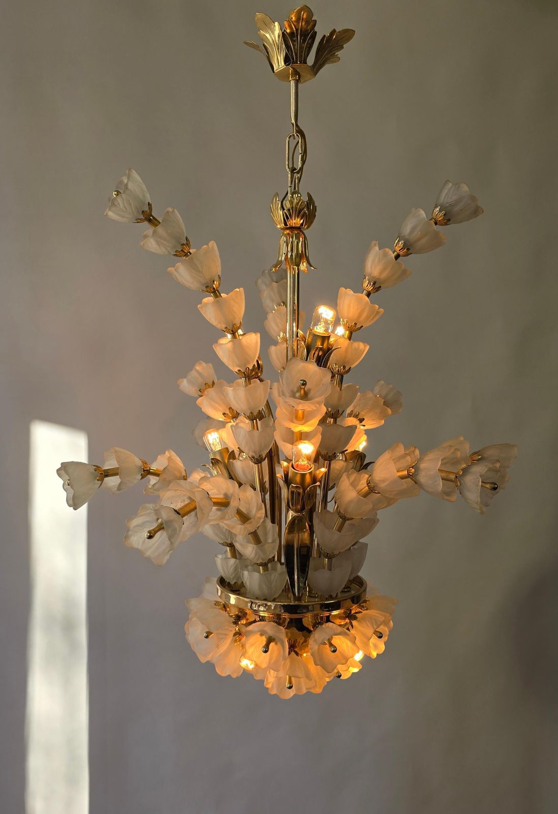 Exceptional Italian Murano Glass Chandelier With 85 Handcrafted Flowers photo buy
