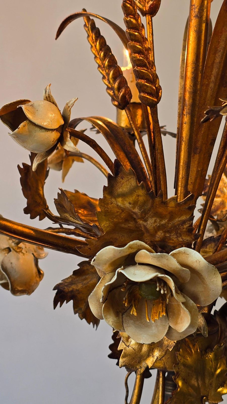 photo furniture Chandelier In Brass With Painted White Roses