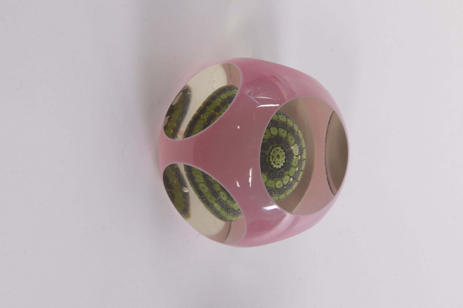 photo vinterior French Paperweight With Purple Flower Arrangement Of St. Louis, 1910