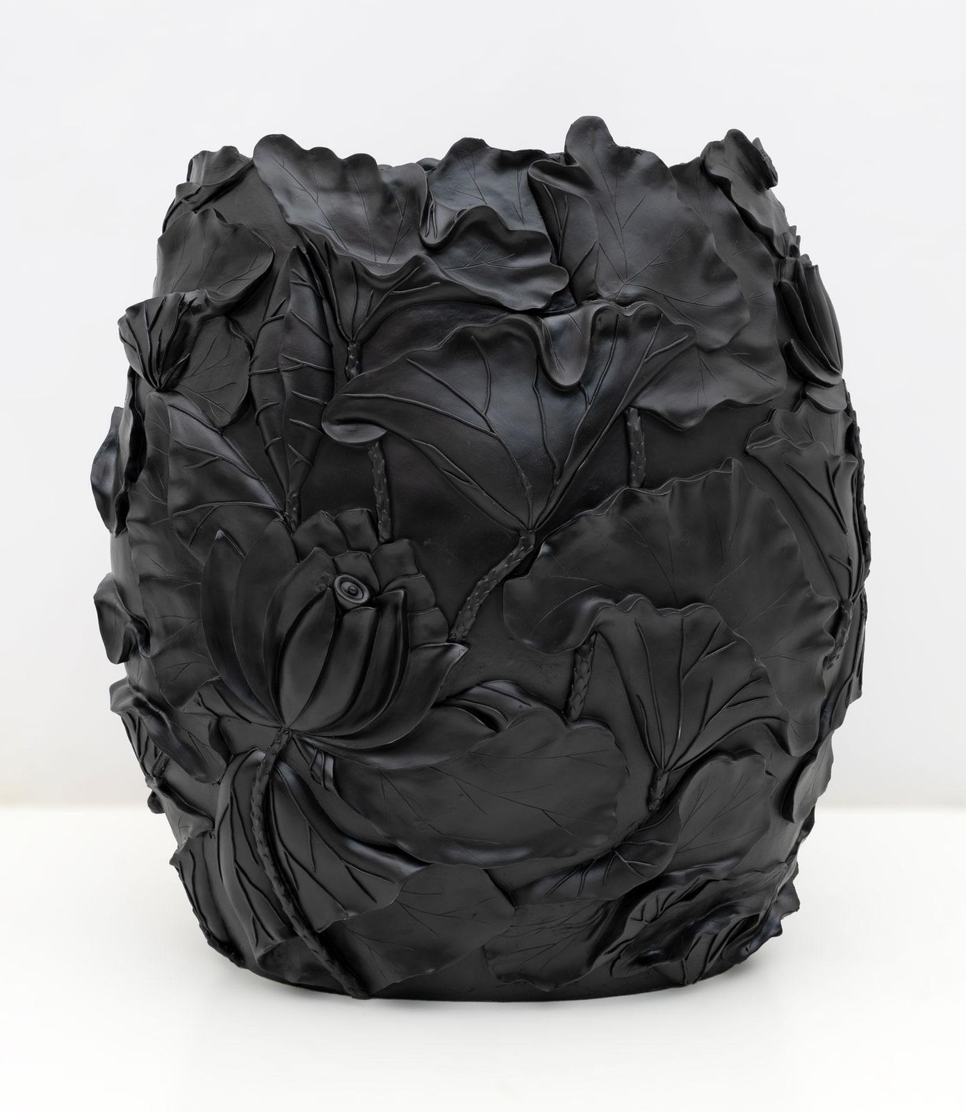Vgnewtrend Modern Black Matt Resin Cache Pot "Lotus" photo buy
