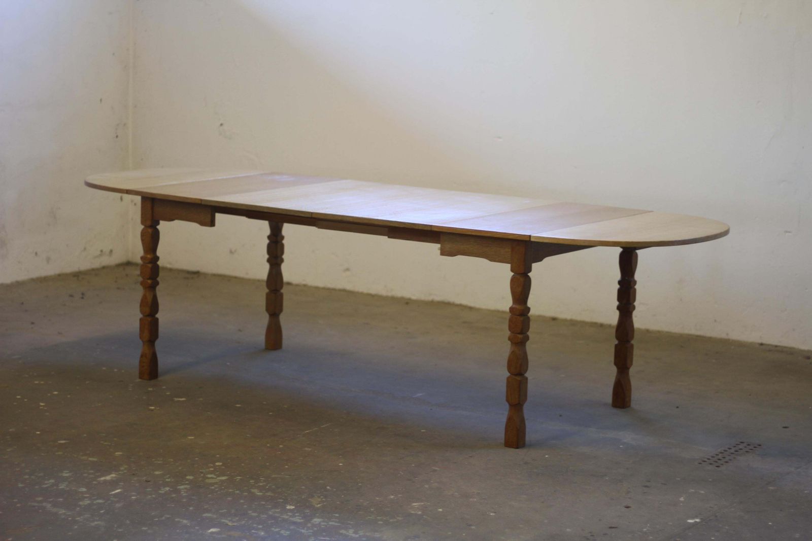 Uitschuifbare Deense eettafel met bladen in eikenstijl, naar voorbeeld van Henning Kjærnulf, 1960 photo furniture