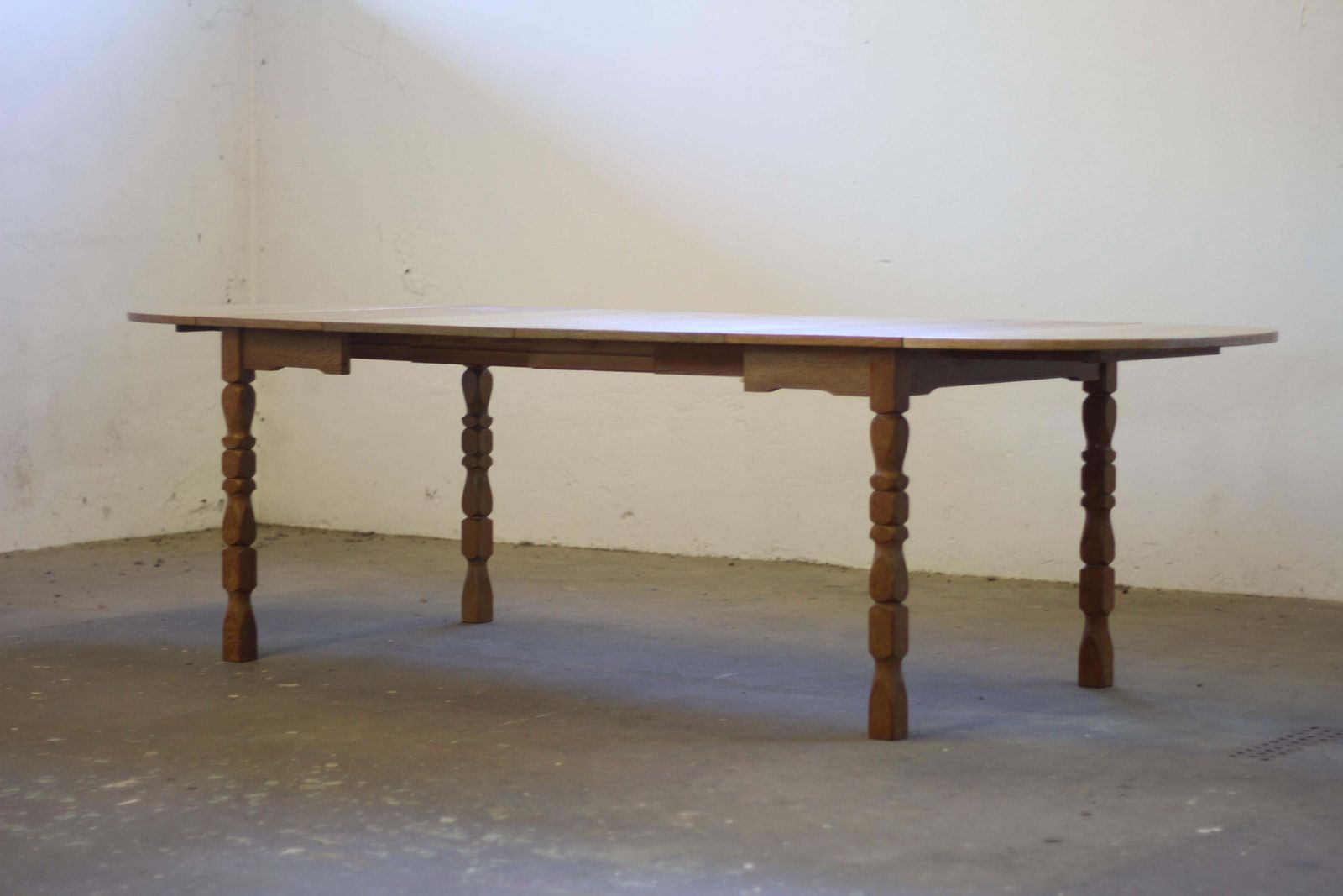 Uitschuifbare Deense eettafel met bladen in eikenstijl, naar voorbeeld van Henning Kjærnulf, 1960 photo vintage