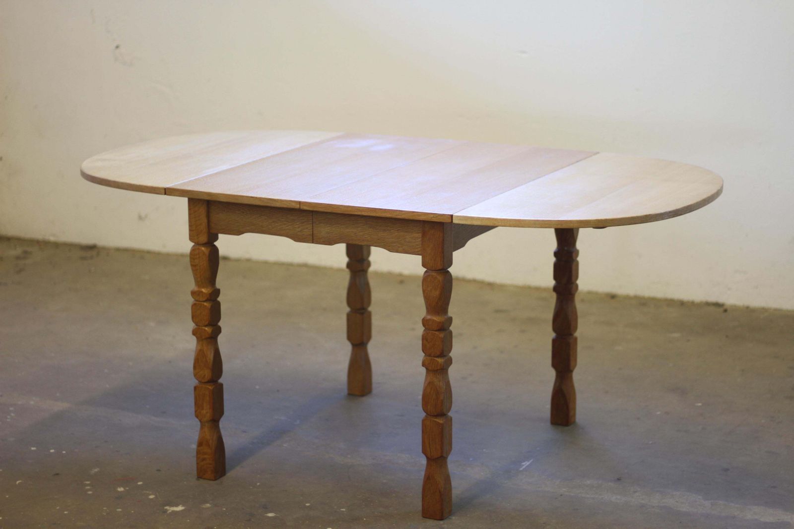 Meubels Uitschuifbare Deense eettafel met bladen in eikenstijl, naar voorbeeld van Henning Kjærnulf, 1960 photo