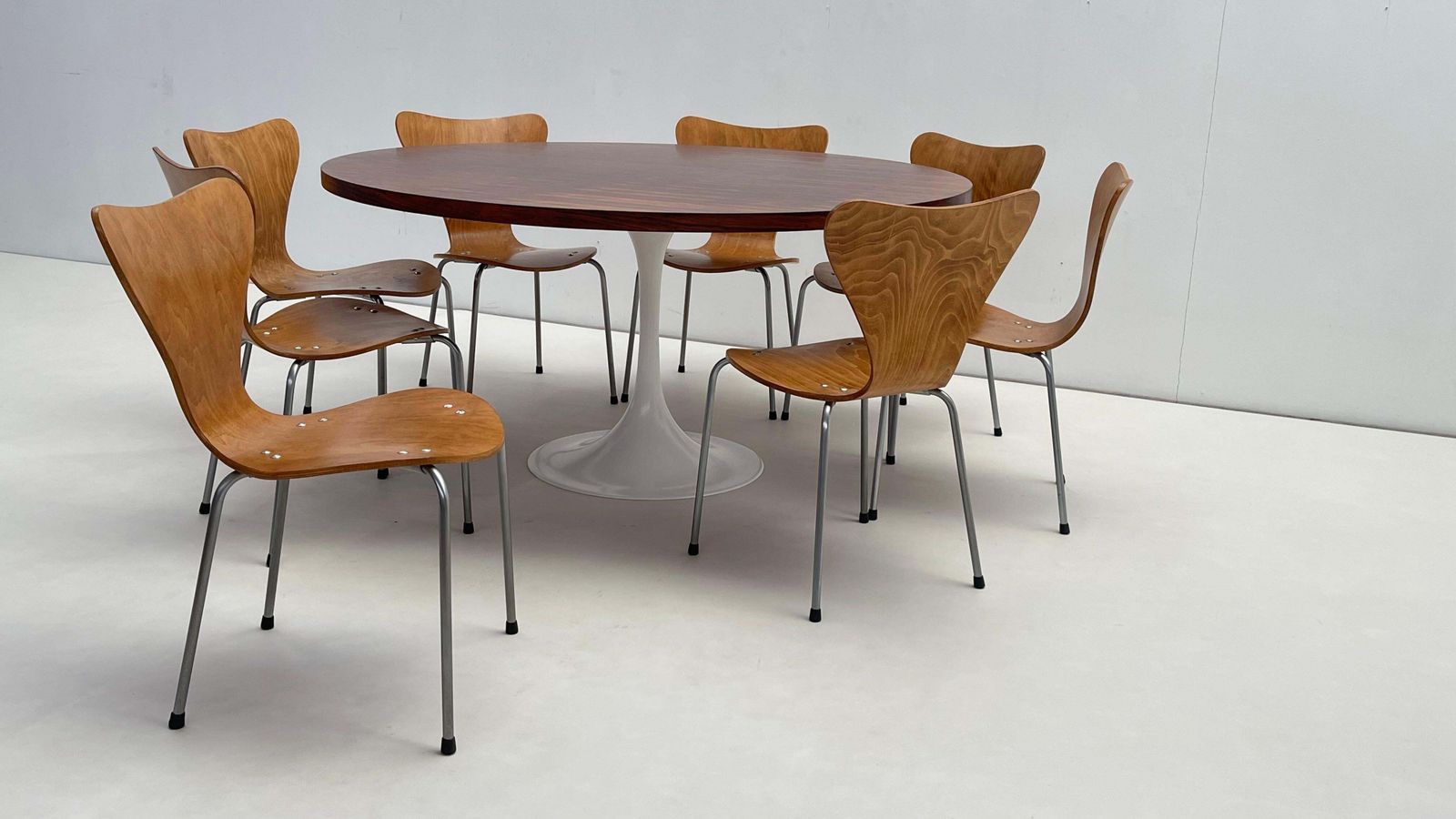 Round One And A Half Meter Table With Tulip Base photo for sale
