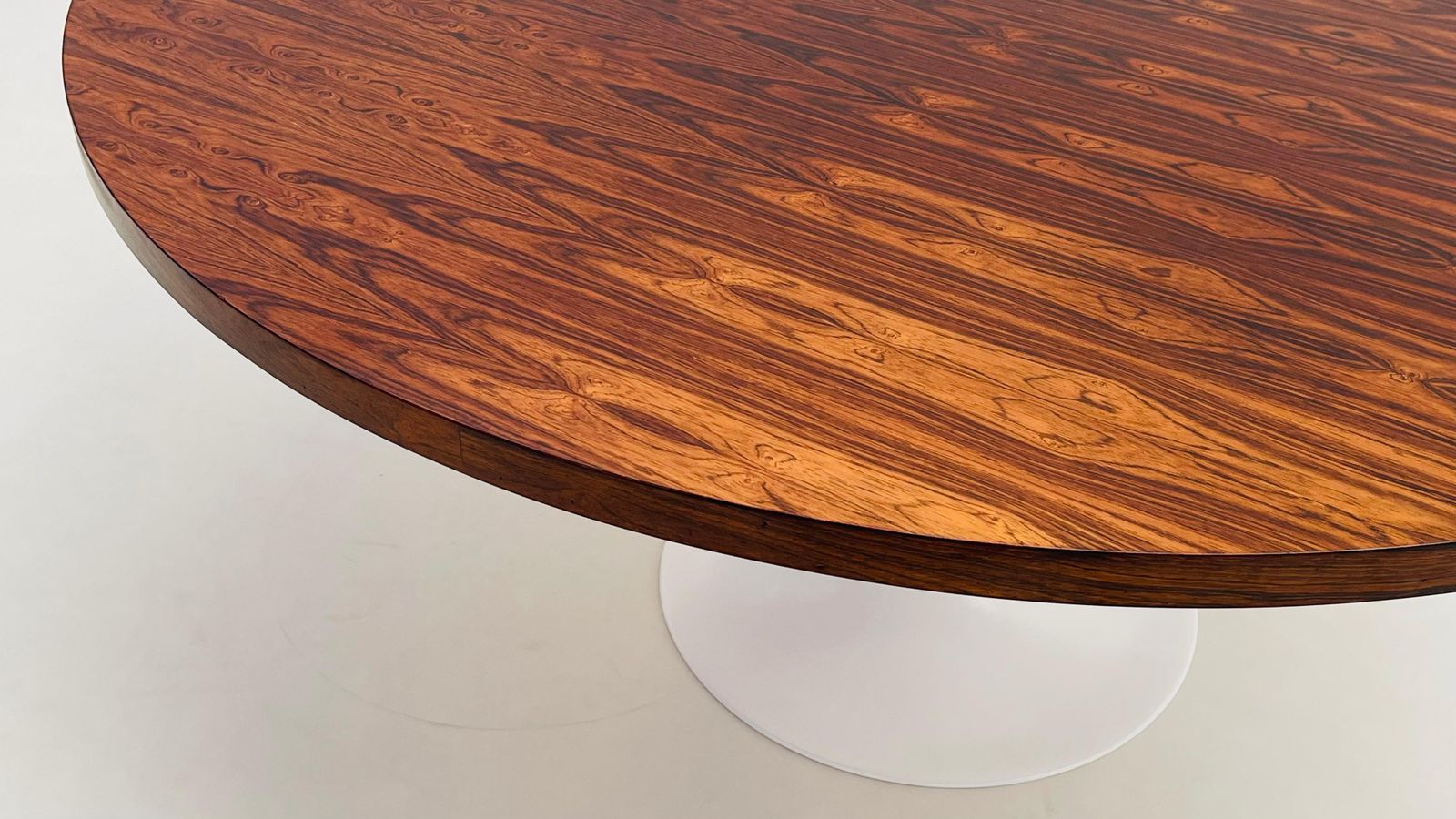 photo furniture Round One And A Half Meter Table With Tulip Base