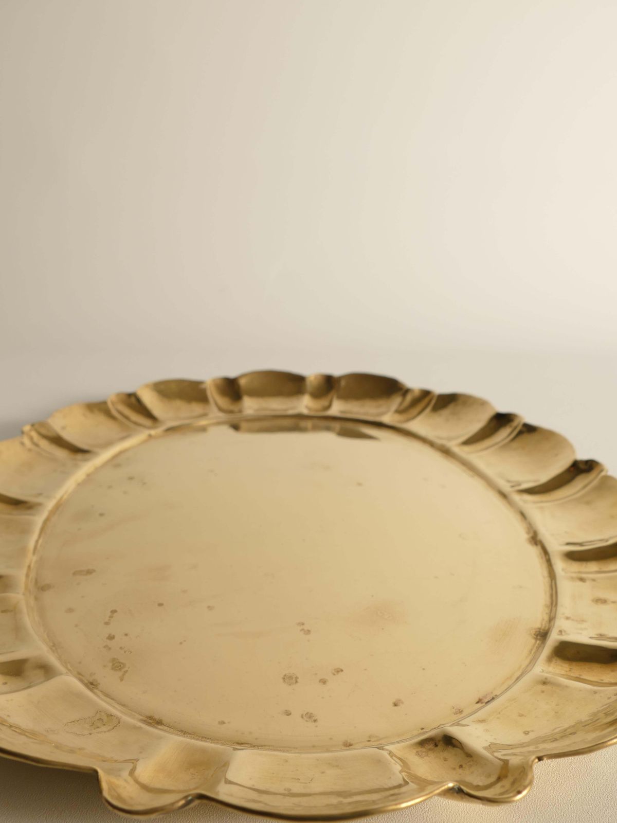 photo vintage Hollywood Regency Large Oval Brass Tray By Firma Lars Holmström, Sweden 1940's