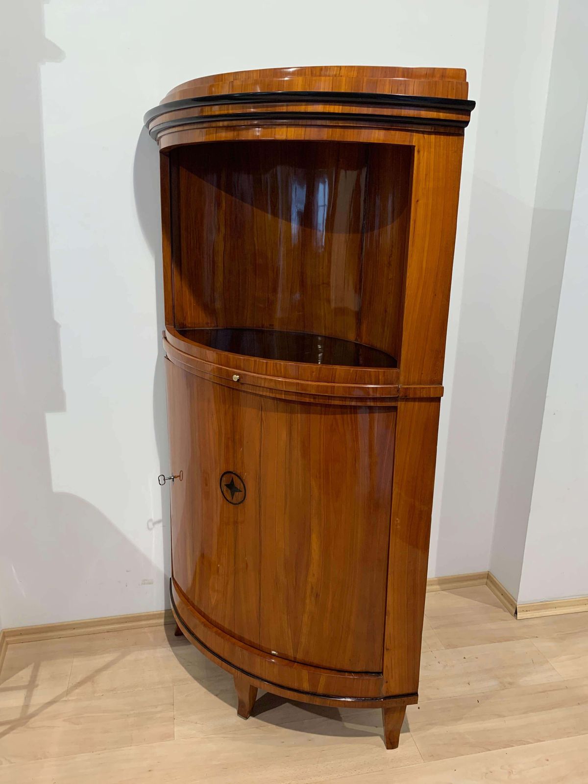 photo vintage Biedermeier Corner Cabinet, Cherry Veneer, Ebony, South Germany Circa 1820