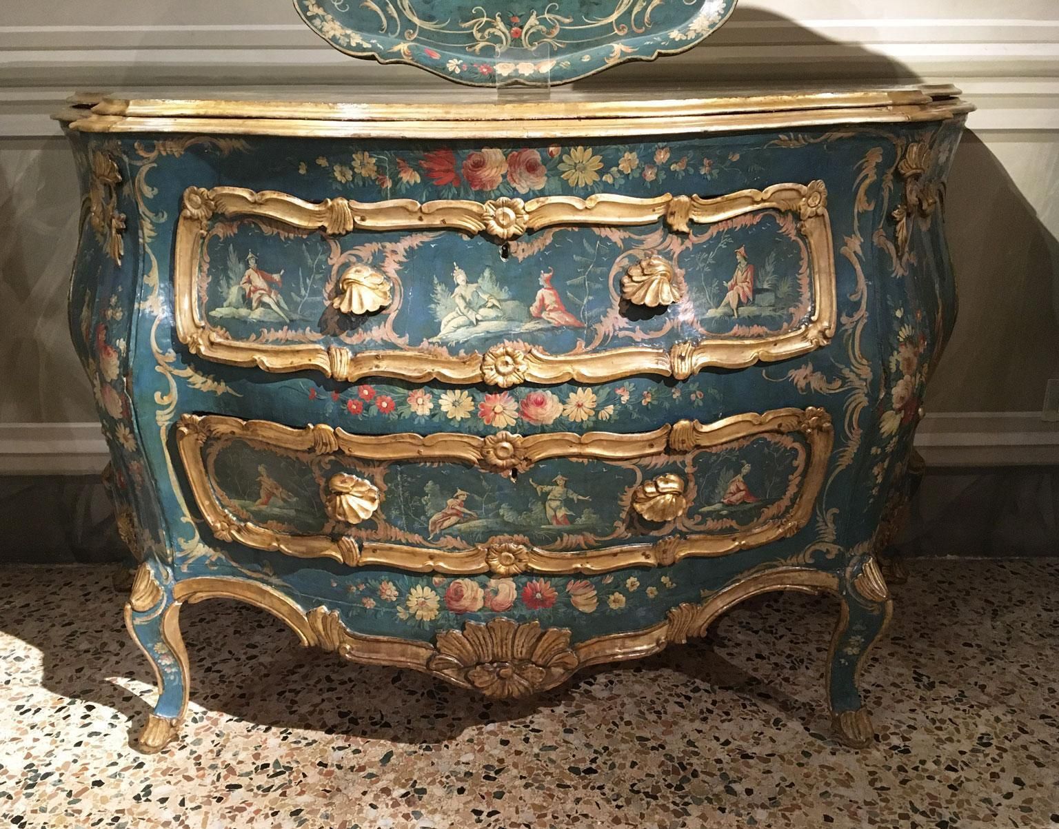 photo vintage 1750 Venezia Italy Blue And Green Lacquered Wooden Engraved Commode With Flowers