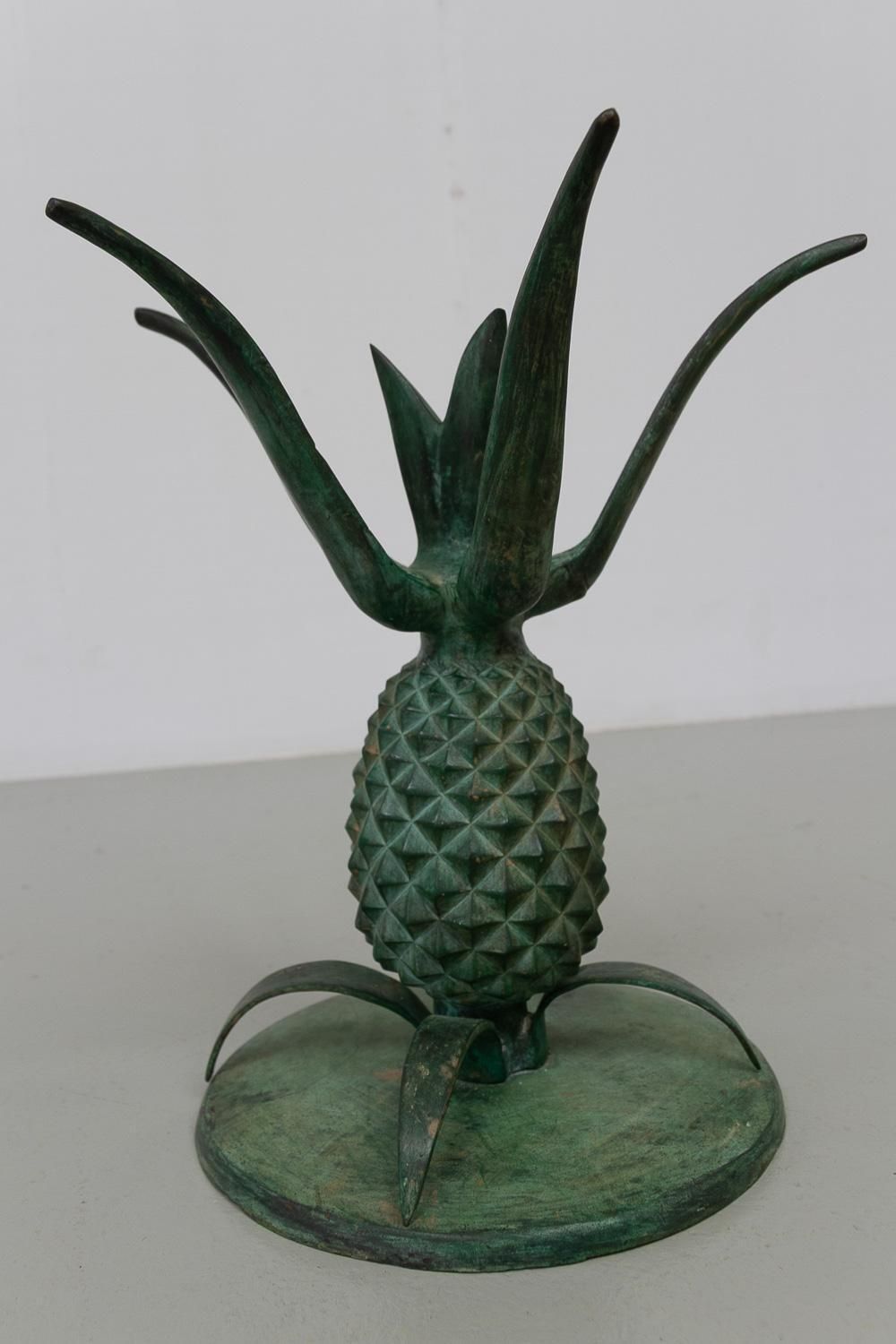 photo vintage French Hollywood Regency Pineapple Side Table In Brass And Glass. 1970s.