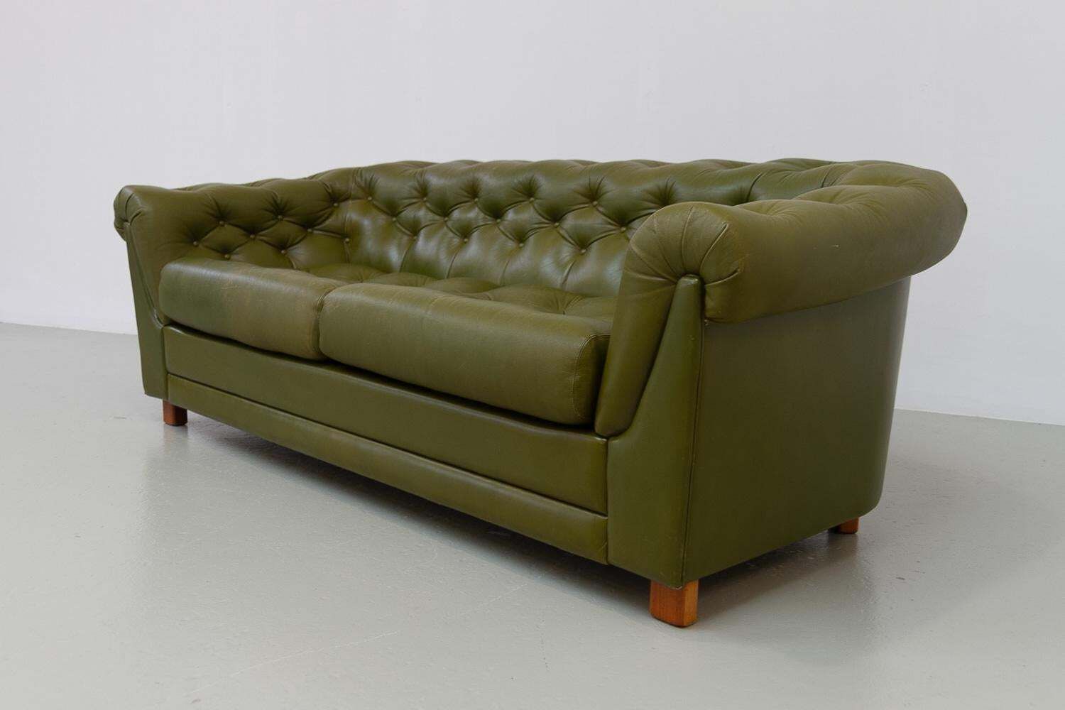 photo vintage Vintage Swedish Green Leather Chesterfield Sofa, 1970s.