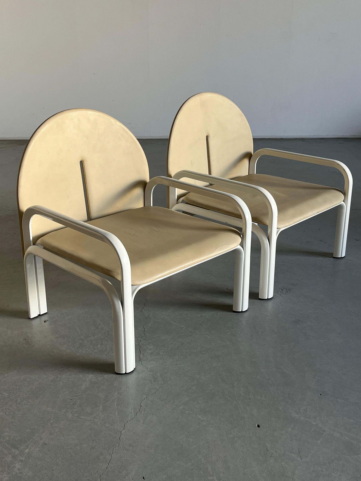 Pair Of Gae Aulenti '54l' Armchairs For Knoll International, Beige Leather, 70s photo for sale