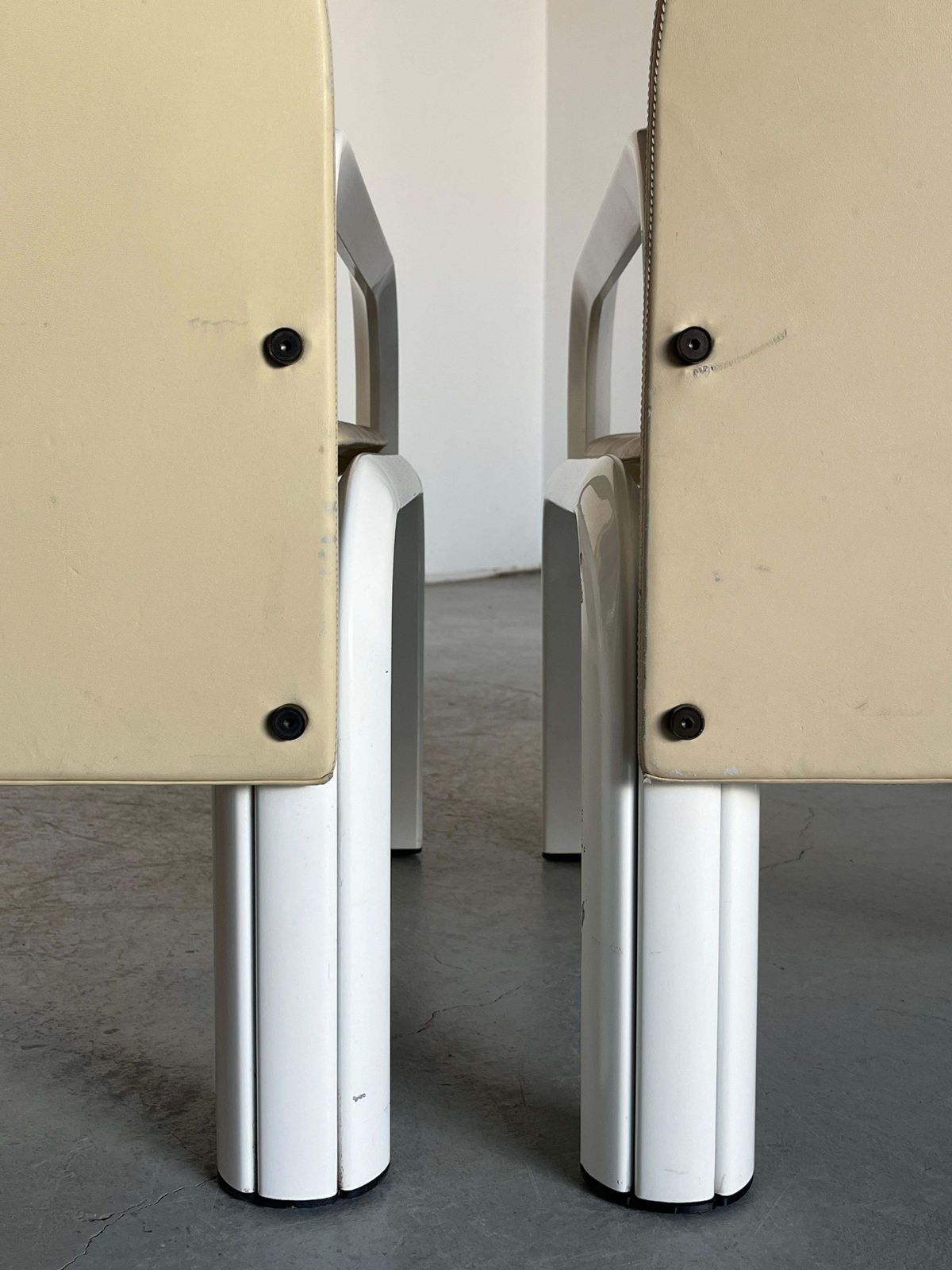 photo furniture Pair Of Gae Aulenti '54l' Armchairs For Knoll International, Beige Leather, 70s