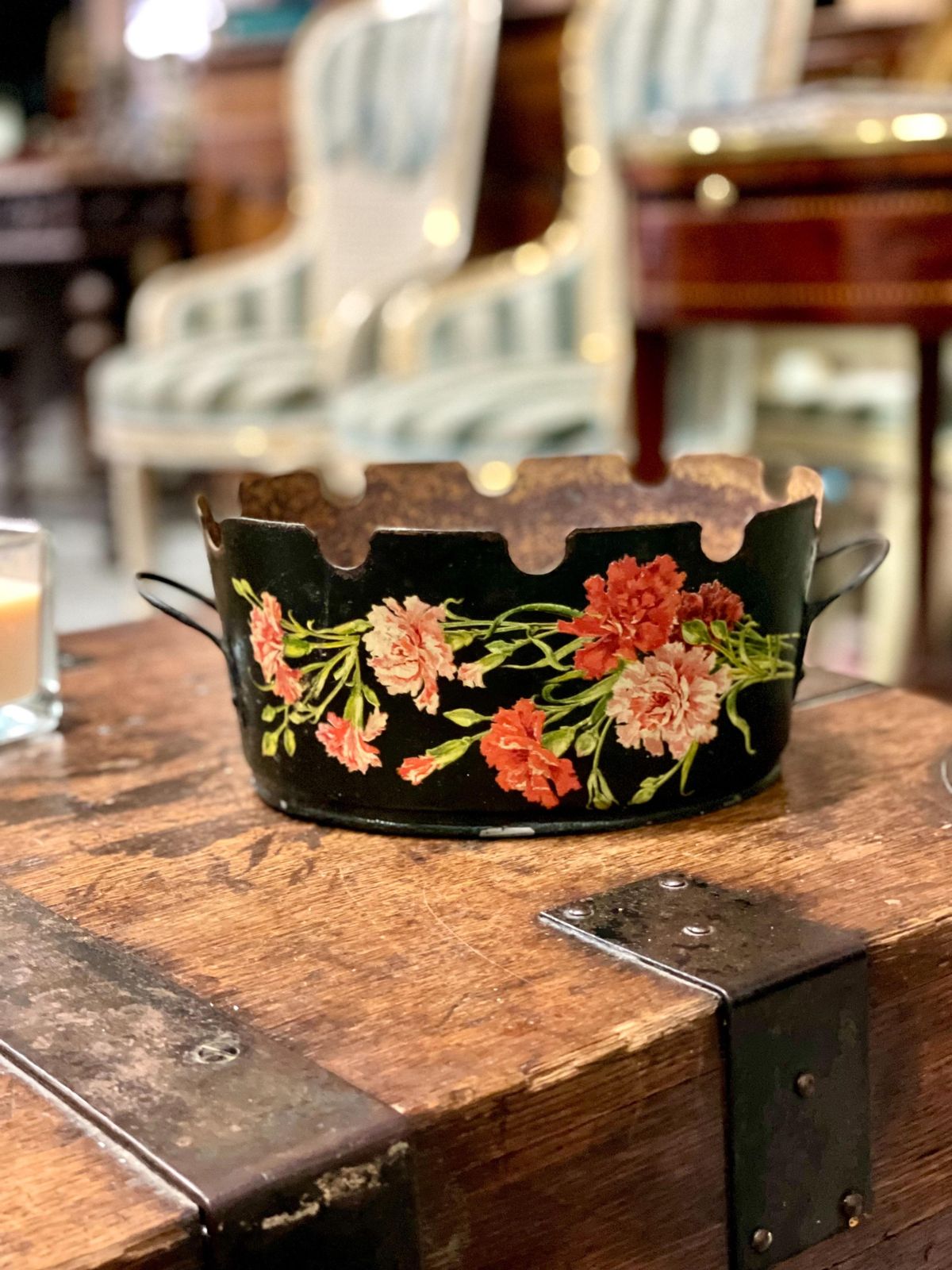 1095.0 19th Century Exquisite Hand Painted Petite Cachepot photo