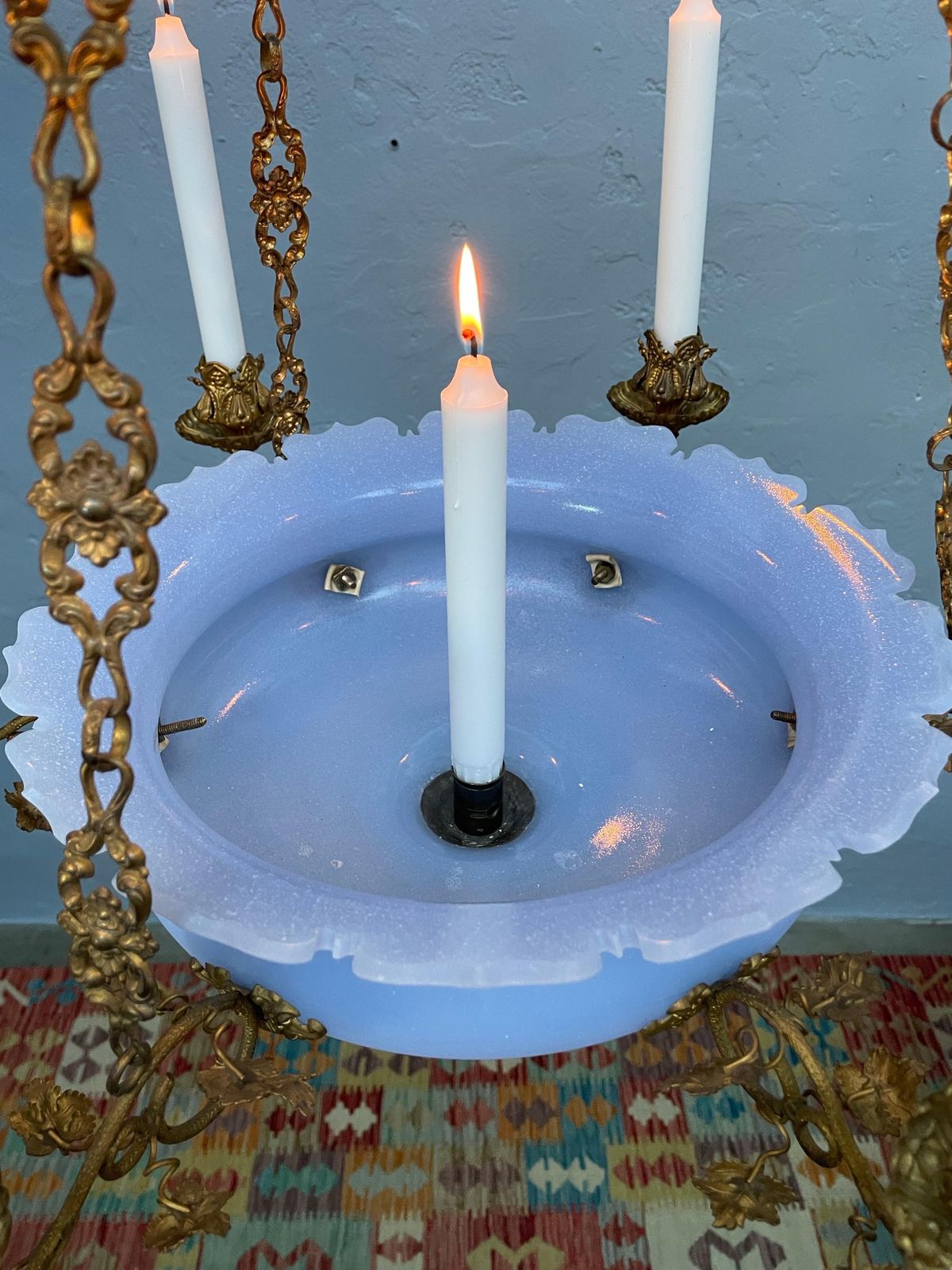 photo vinterior Antique Candelabra In Blue Glass And With Brass Fittings From The 1800s