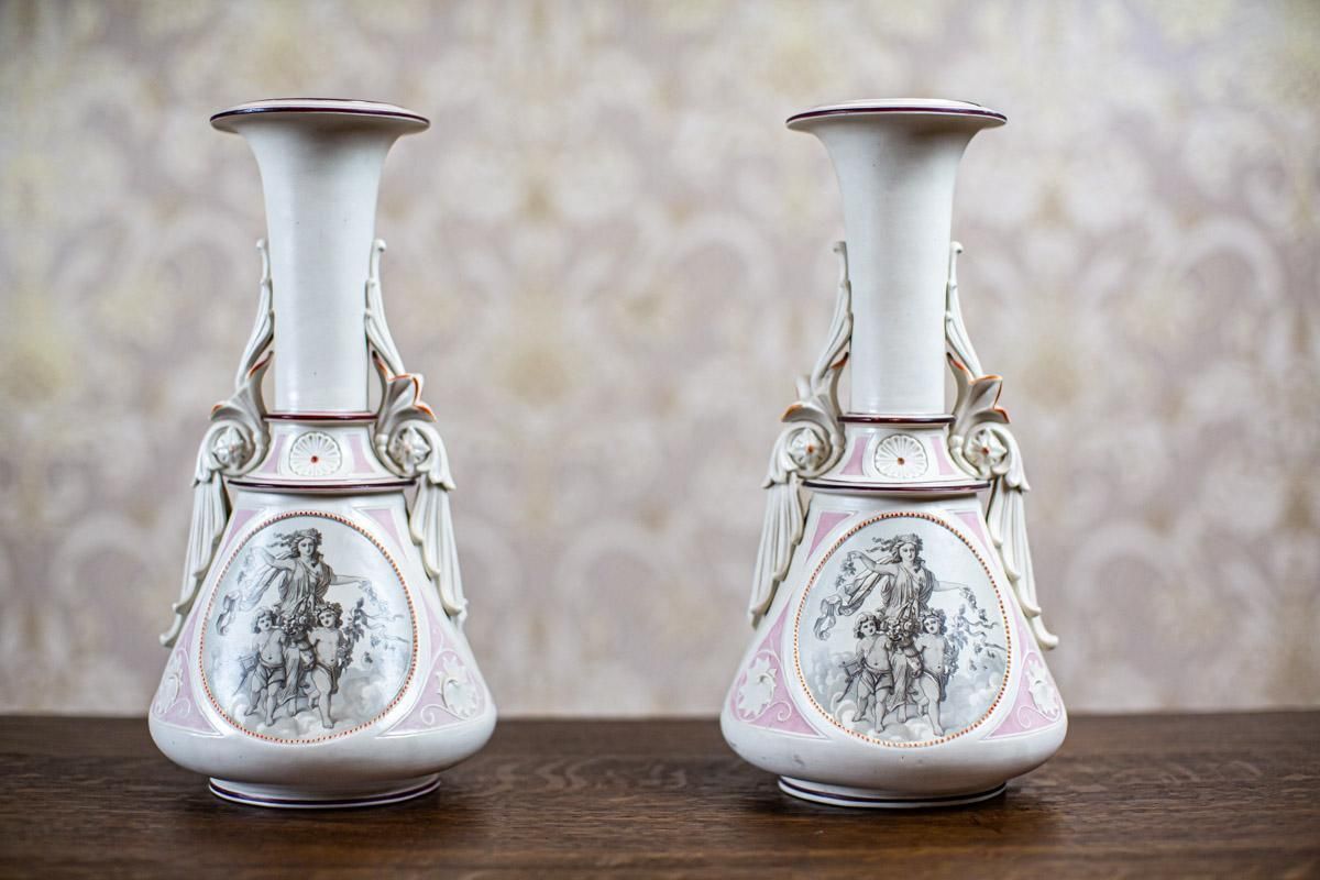 photo furniture Pair Of 19th Century Biscuit Vases In White And Pink