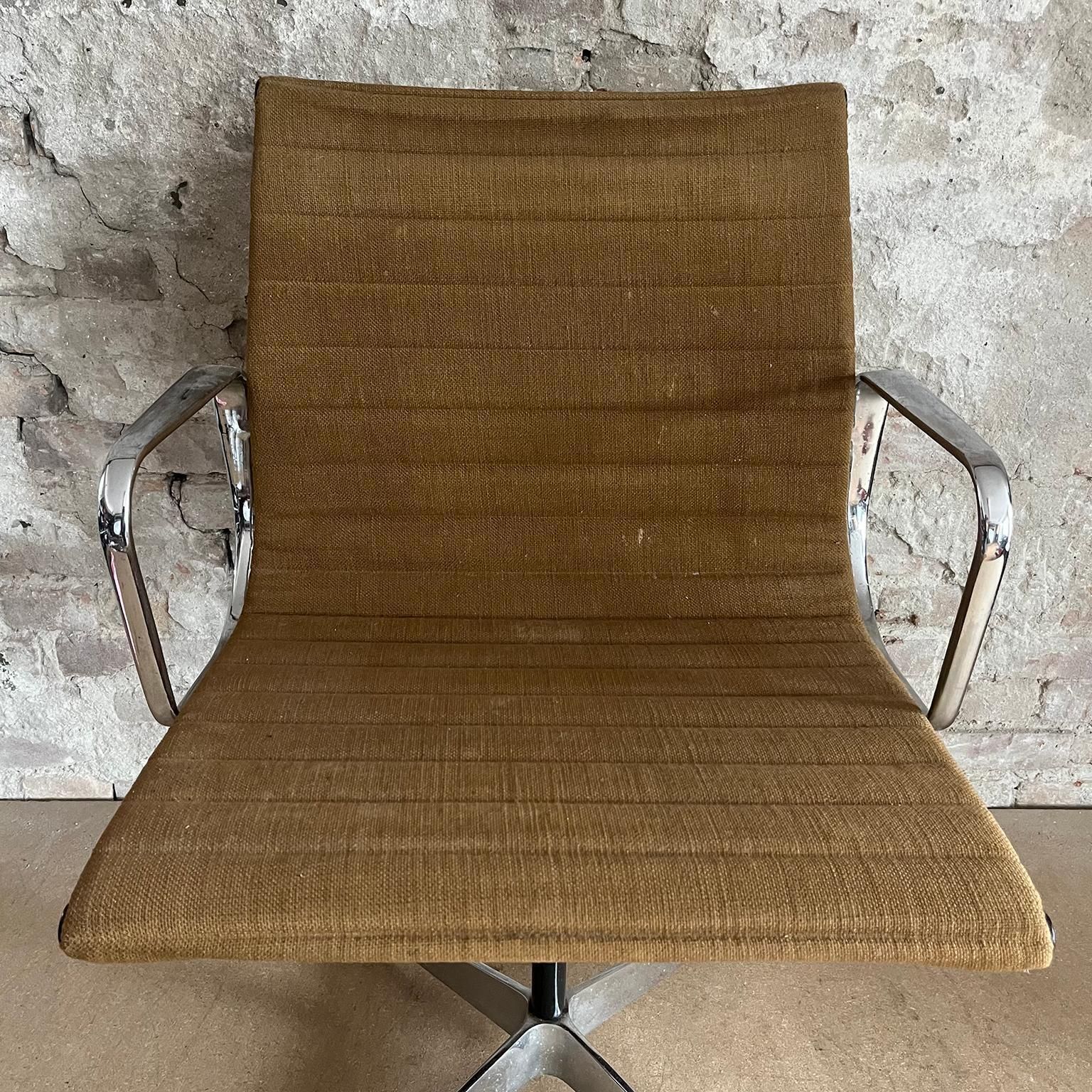 photo vinterior Set Of Four First Chrome Base Ea 107, Brown Hopsack Upholstery By Herman Miller