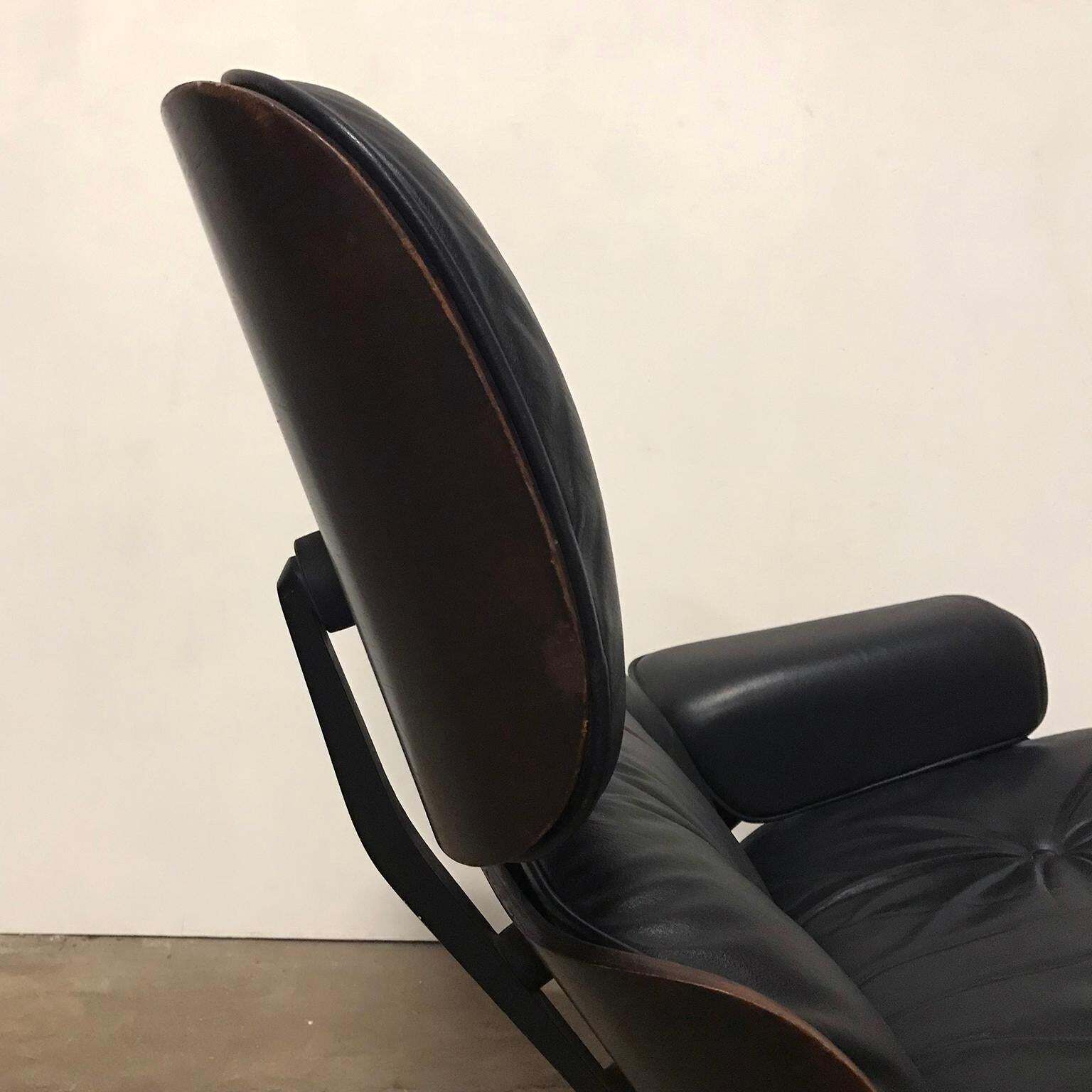 photo vintage 1956, Ray & Charles Eames Lounge Chair, Rare First Edition 1956 In Black Leather
