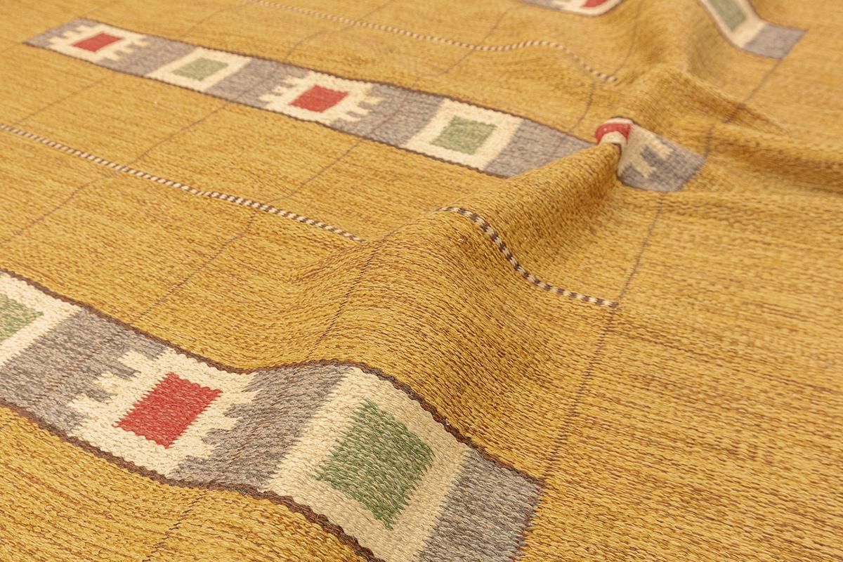 Scandinavian Rug Golden Color photo vinterior