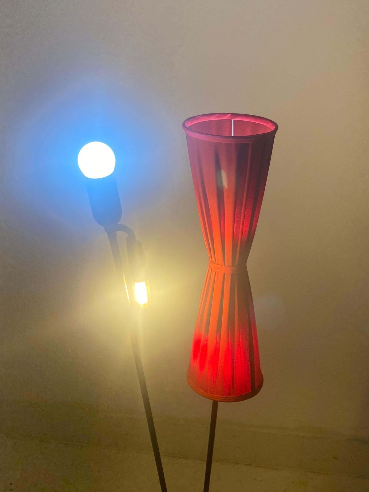 1695.0 Rode Scandinavische Mid Century Vloerlamp Met Messing Frame photo