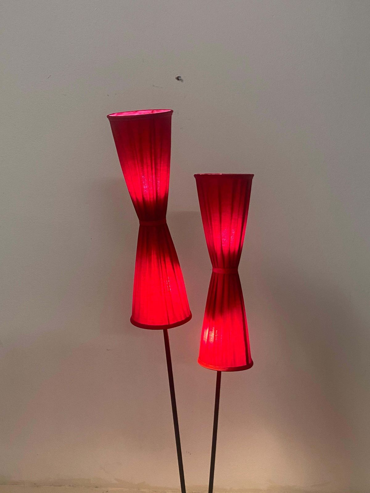 photo buy Rode Scandinavische Mid Century Vloerlamp Met Messing Frame