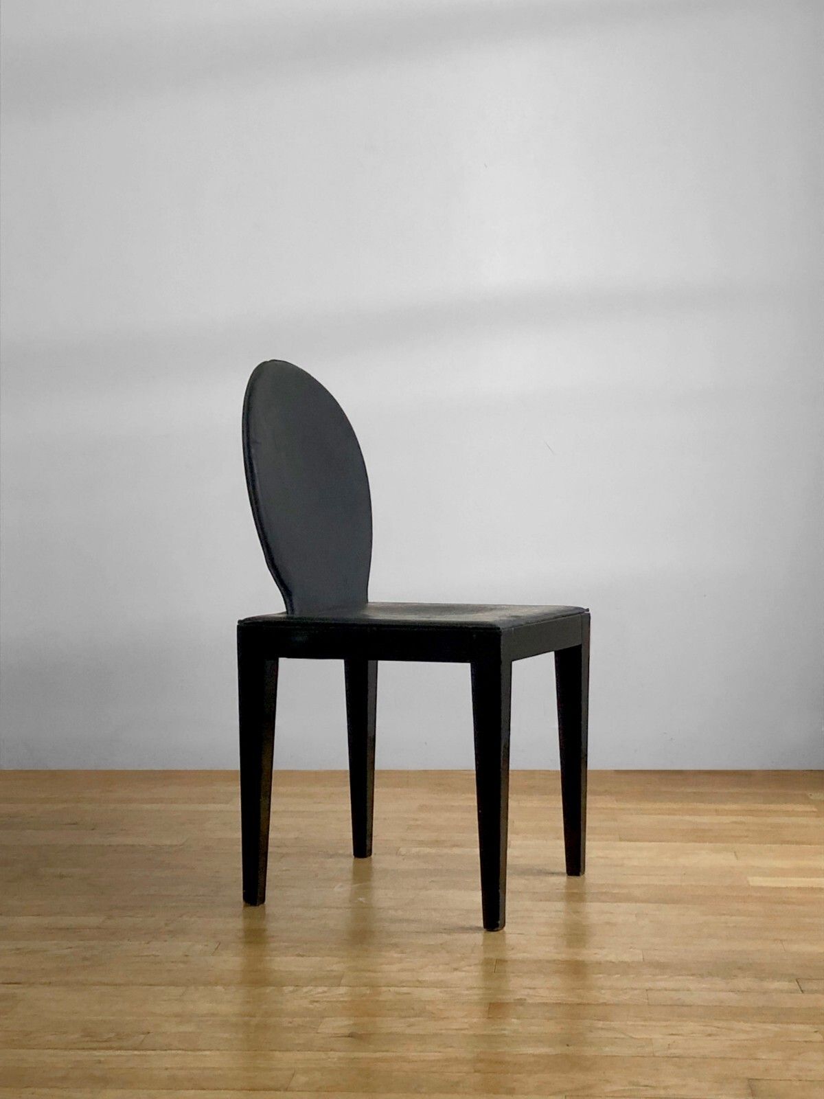 photo furniture 1980 1990 Post Modern Leather Chair Castelbajac Neotu Starck Szekely