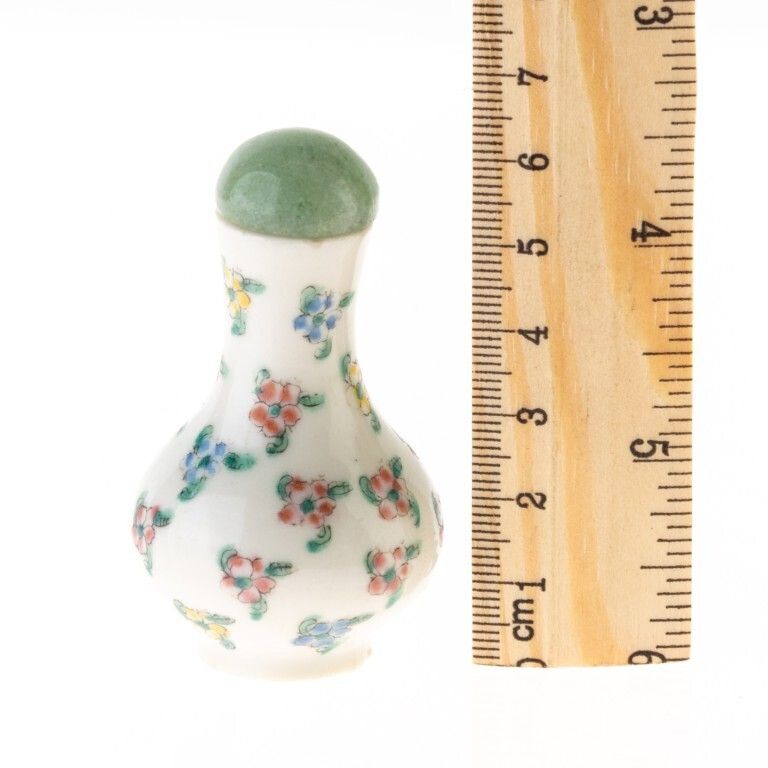 Chinese Hand Painted Famille Rose Porcelain Snuff Bottle With Jade Top photo Home Decor