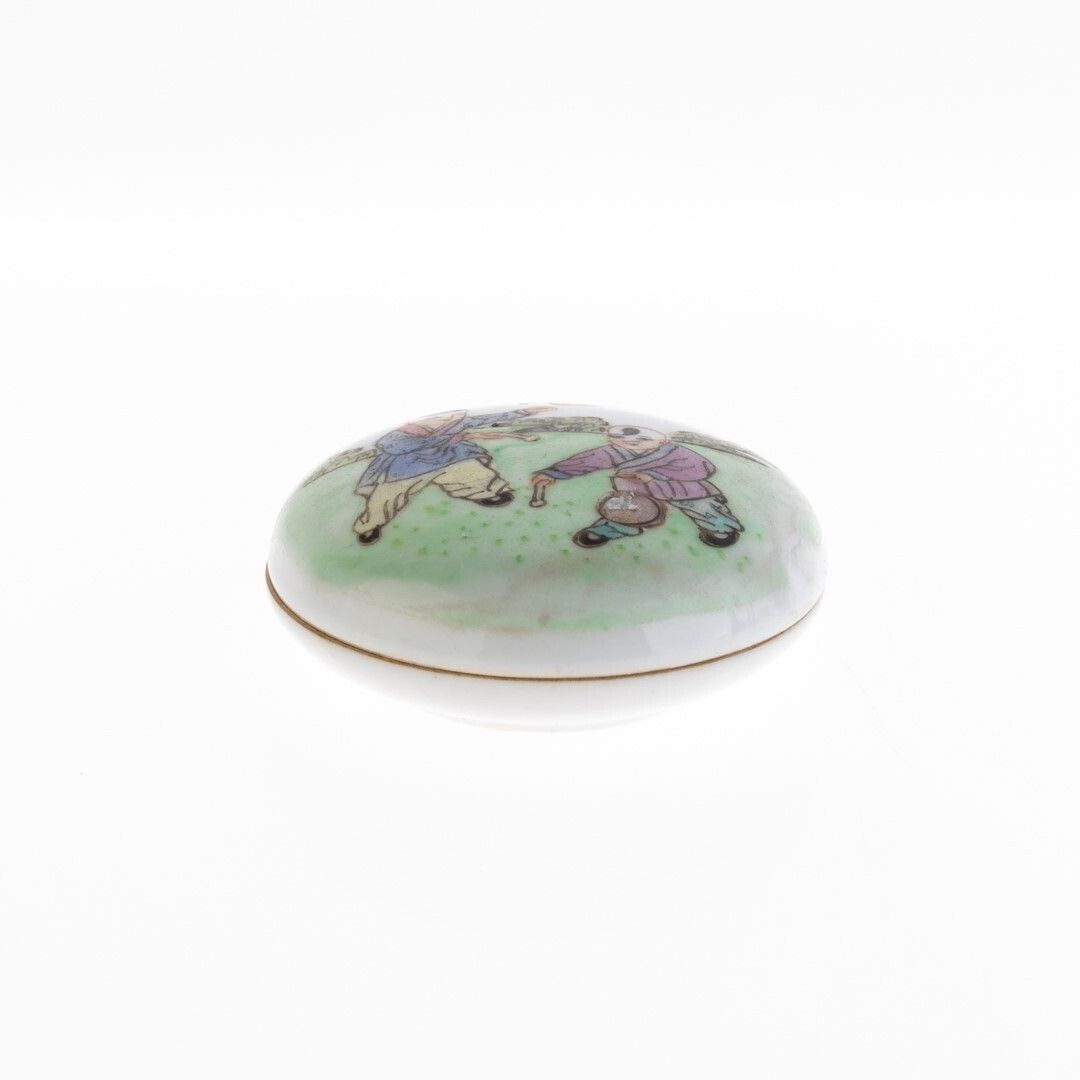 Chinese Hand Painted Famille Rose Porcelain Ceramic Lidded Box photo furniture