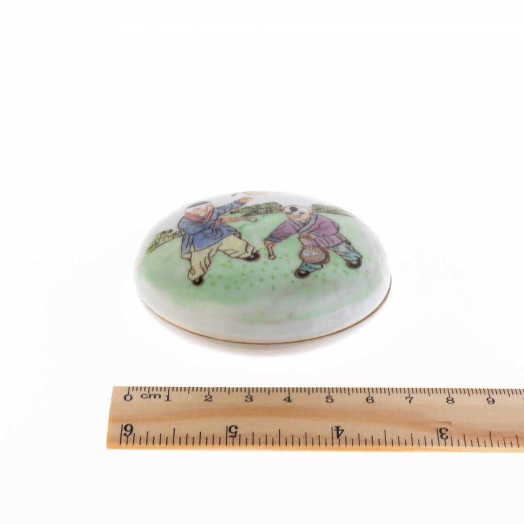 Chinese Hand Painted Famille Rose Porcelain Ceramic Lidded Box photo for sale