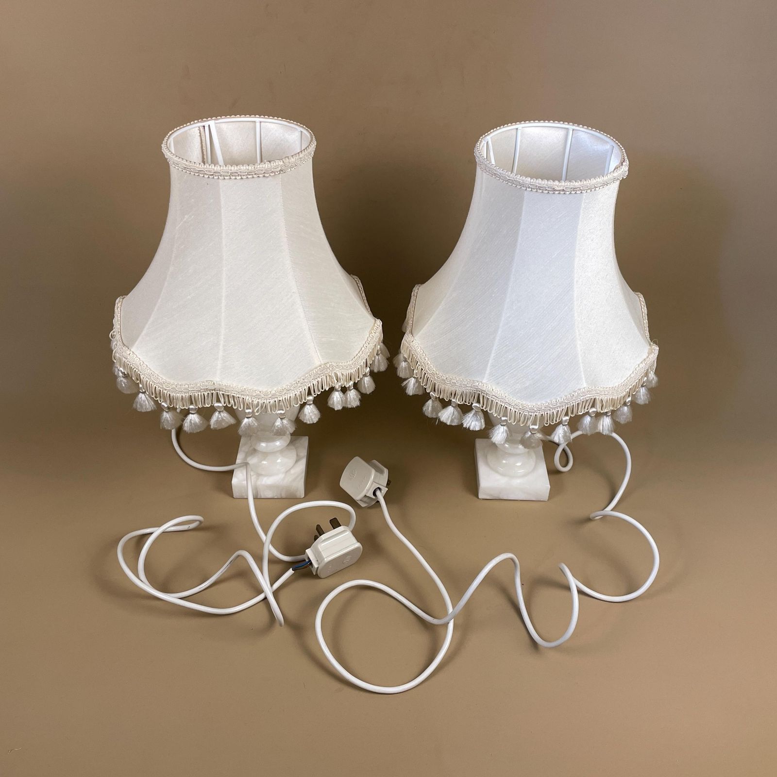 photo furniture Pair Of White Onyx Marble Lamps Bedside Table Side Lights Beige Cream Tasselled Flower Bell Shades