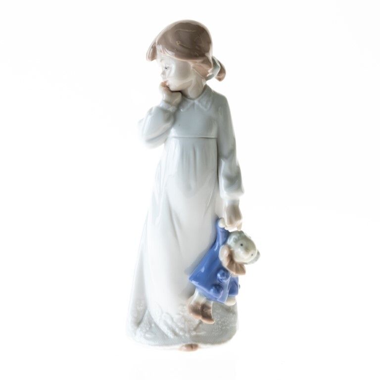 Nao By Lladro Fine Porcelain Sculpture Of A Little Girl In Pyjamas Designed By Antonio Ramos