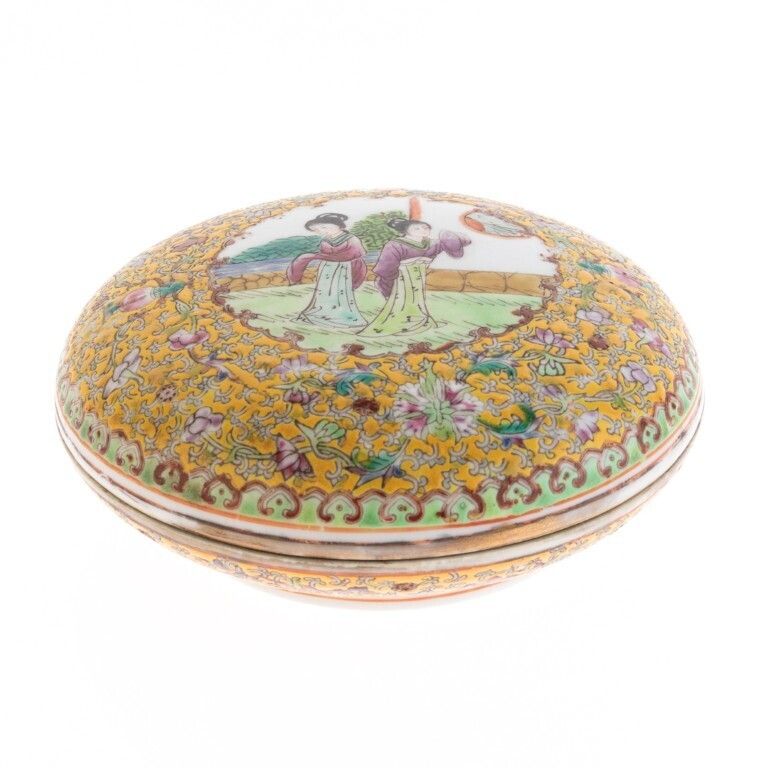 Chinese Hand Painted Famille Rose Porcelain Ceramic Lidded Box photo furniture
