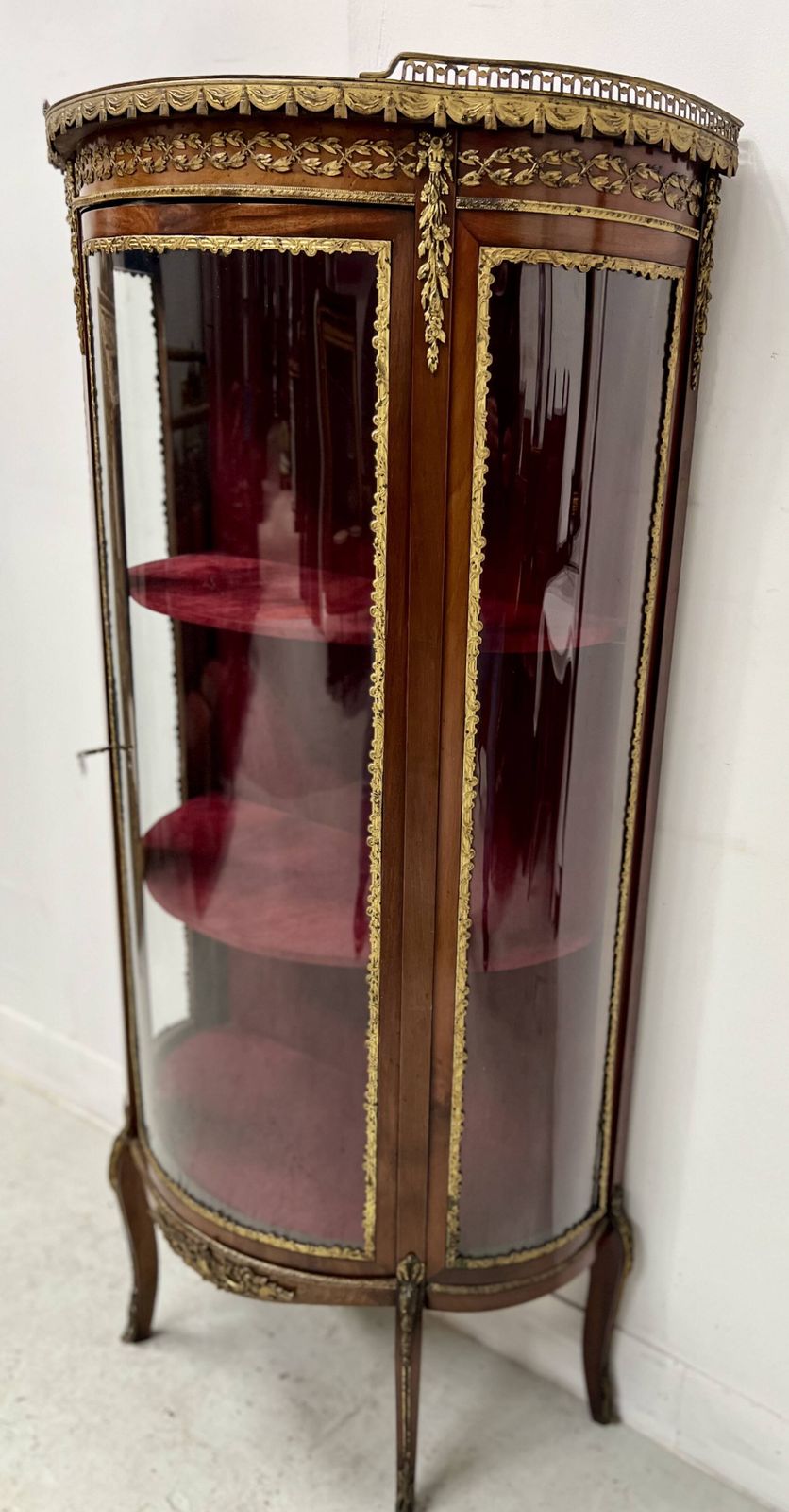 1396.125 Napoleon III Style Curved Display Case In Mahogany And Veneer, 20th Century photo