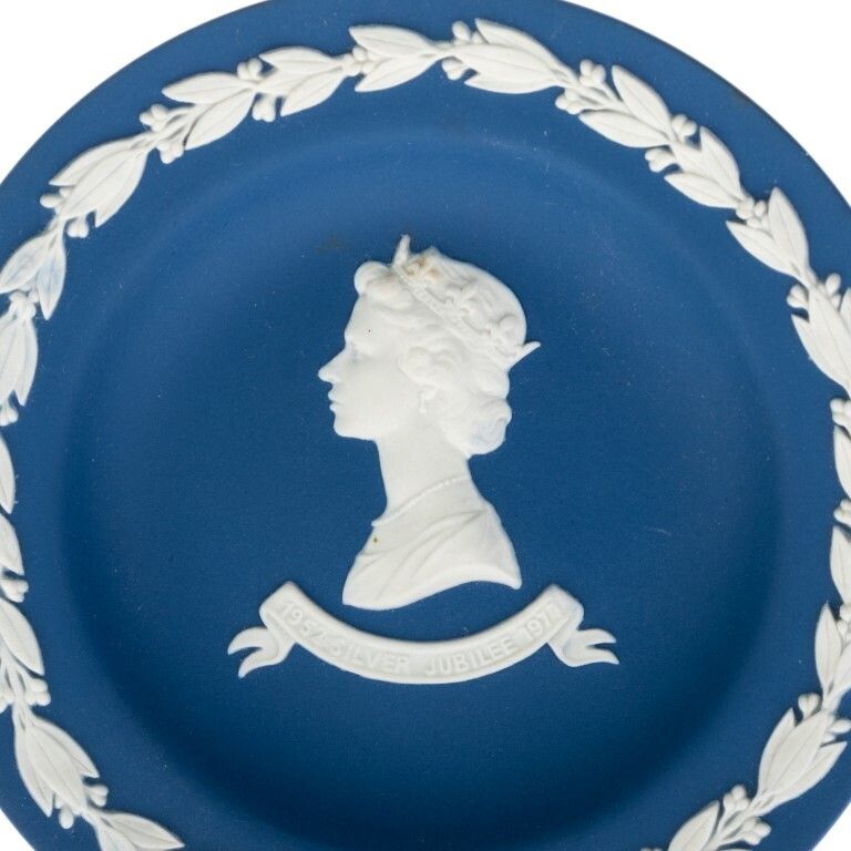 Wedgwood Portland Blue Jasperware Ceramic Porcelain Queen Elizabeth II Silver Jubilee Plate photo furniture