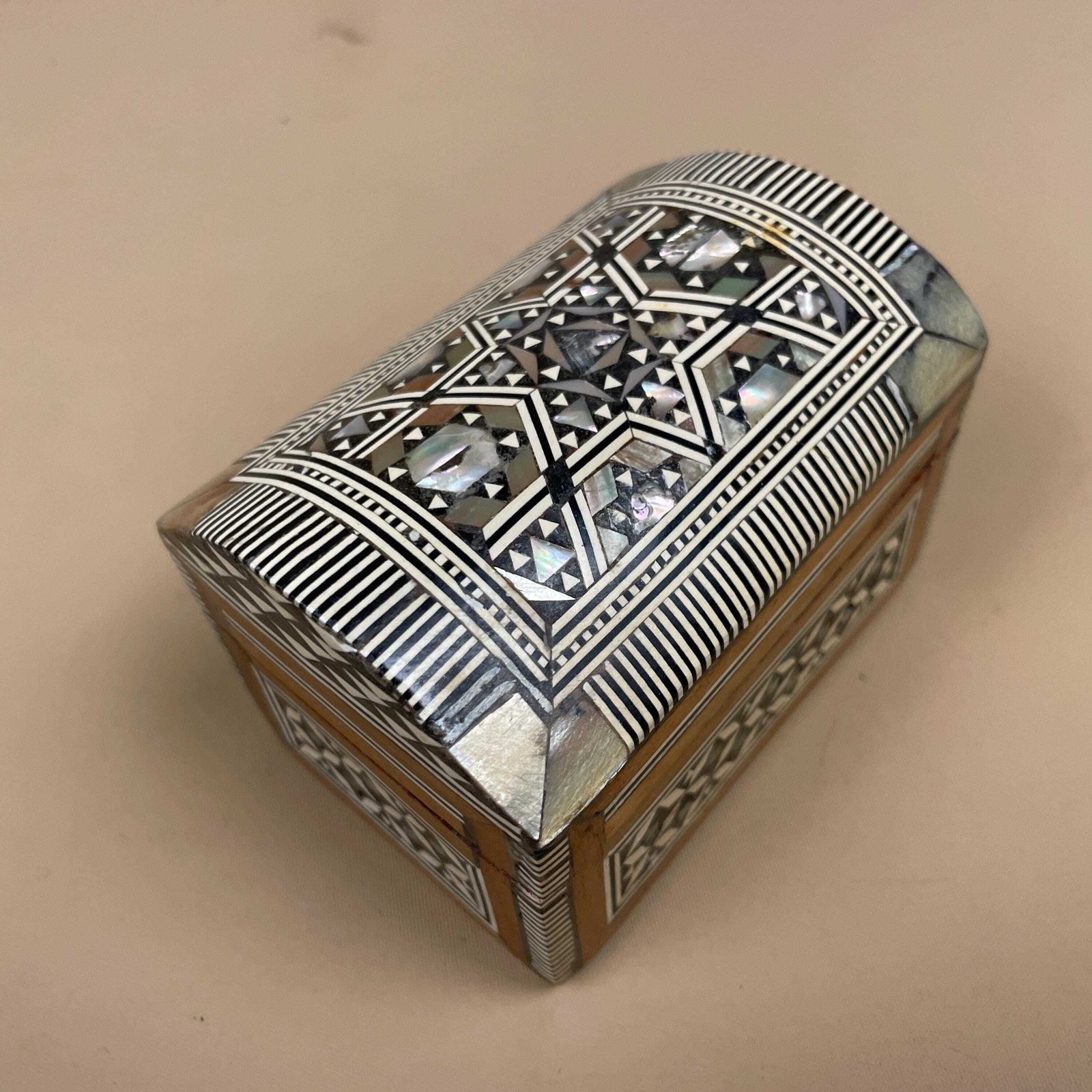 photo furniture Vintage Small Wooden Mother Of Pearl Inlay Box Trinket Jewellery Middle Eastern Red Lining Rectangle Curved Top Lid